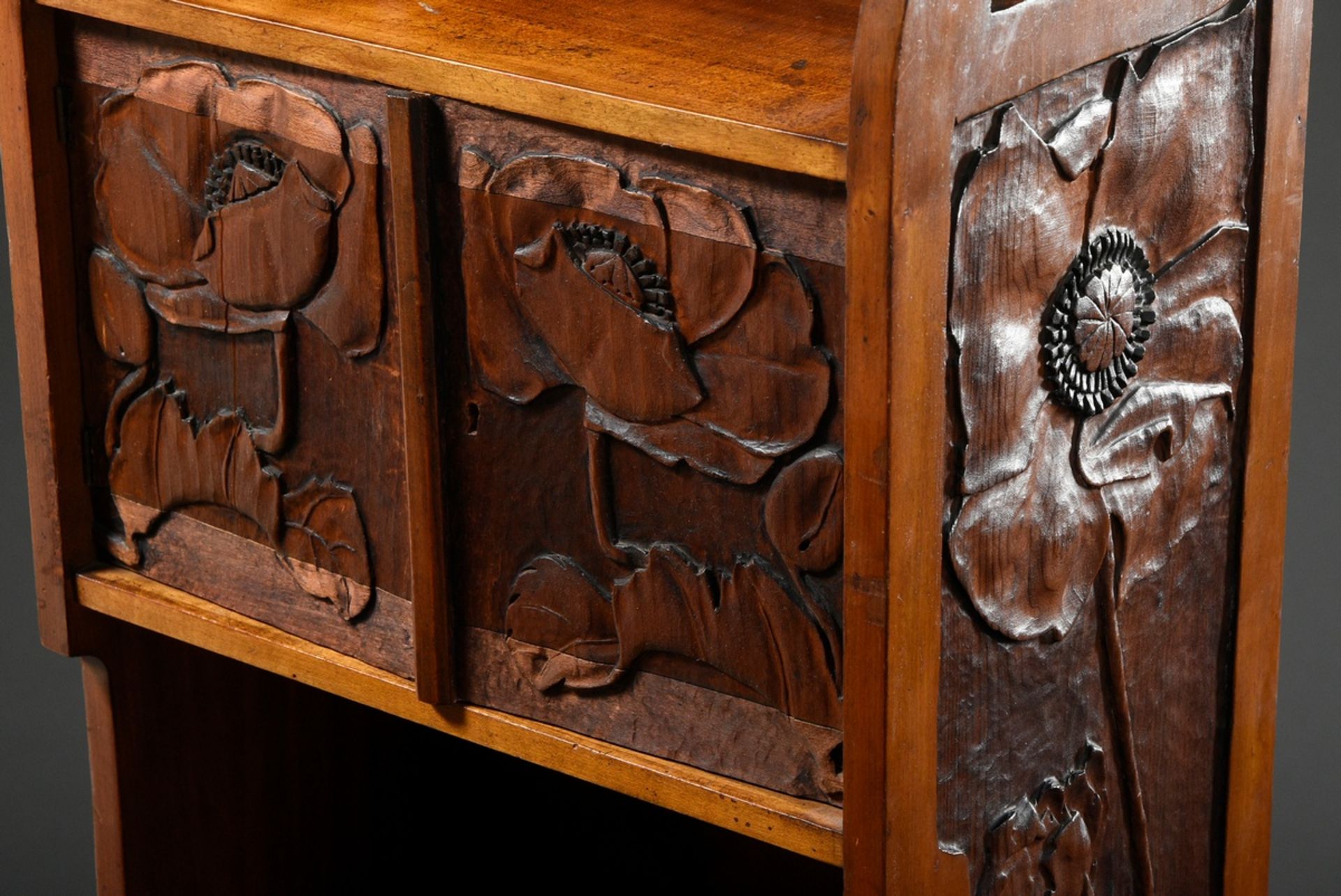 Narrow Art Nouveau shelf with two-door compartment and ornamentally carved frame as well as "poppy - Image 4 of 8