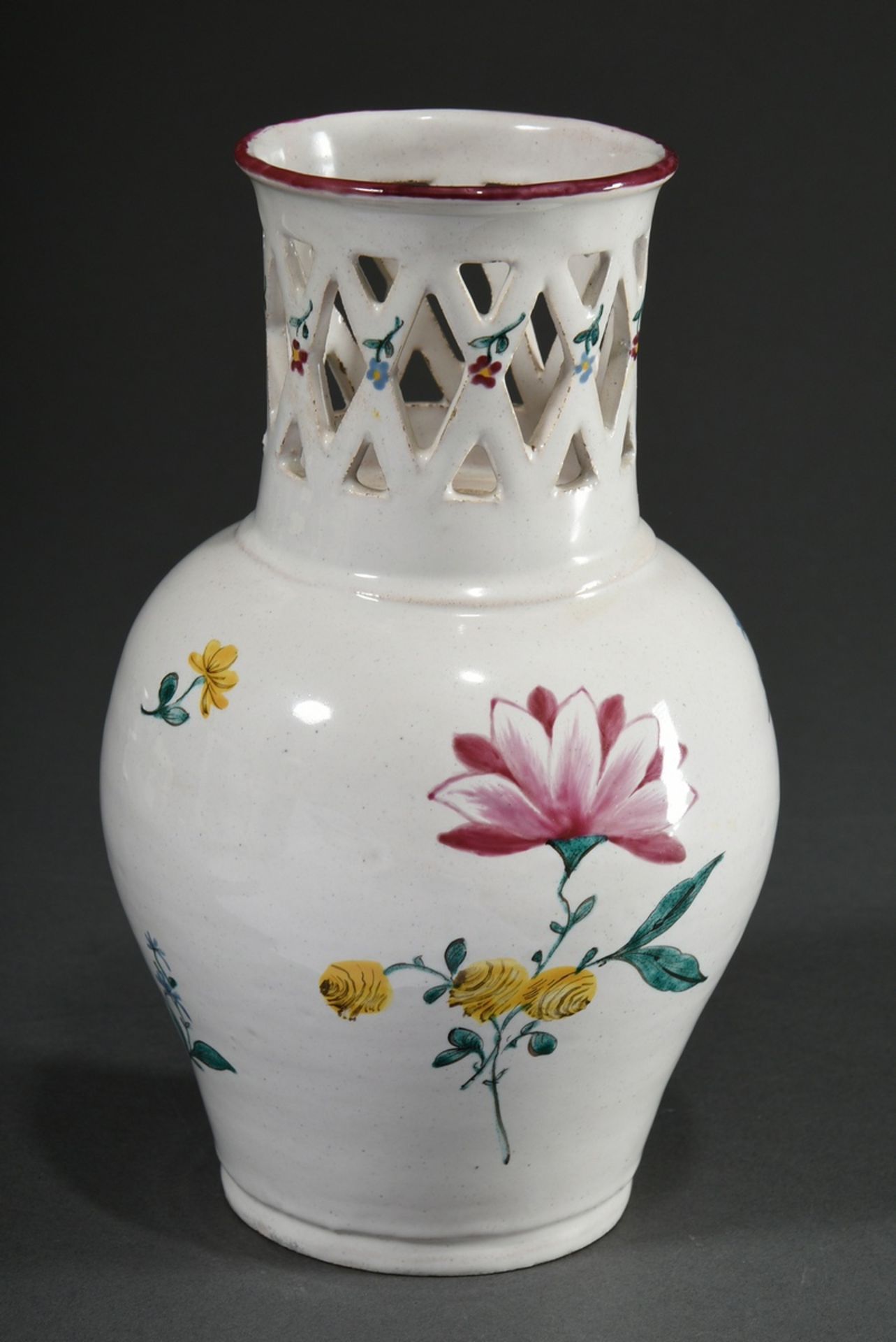 Glinitzer Vase mit Gitterrand über Balusterkorpus, Fayence weiß glasiert mit polycromer Muffelfarbe - Bild 2 aus 4