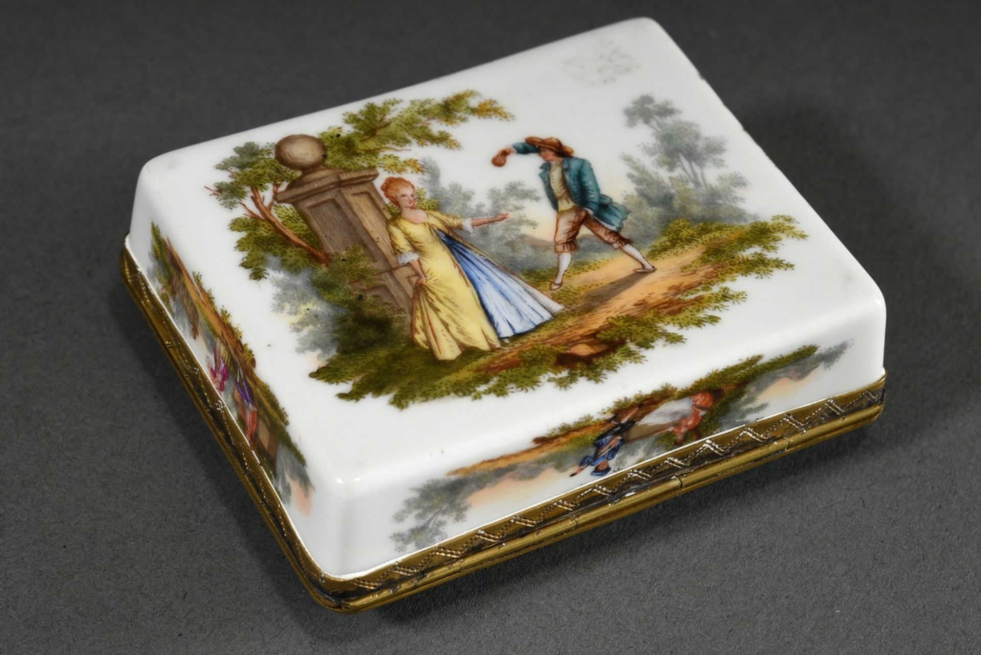 Porcelain tabatiere with format-filling Commedia dell'Arte depiction "Dottore, Colombina and Scaram - Image 3 of 8