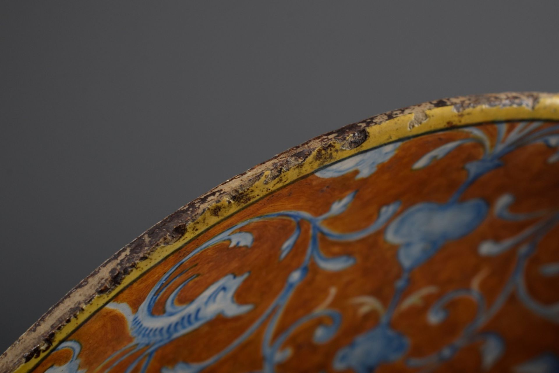 Italienischer Majolika Teller mit Groteskendekor und Wappenschild „Fünf Fleur-d-lis auf blauem Grun - Bild 5 aus 7
