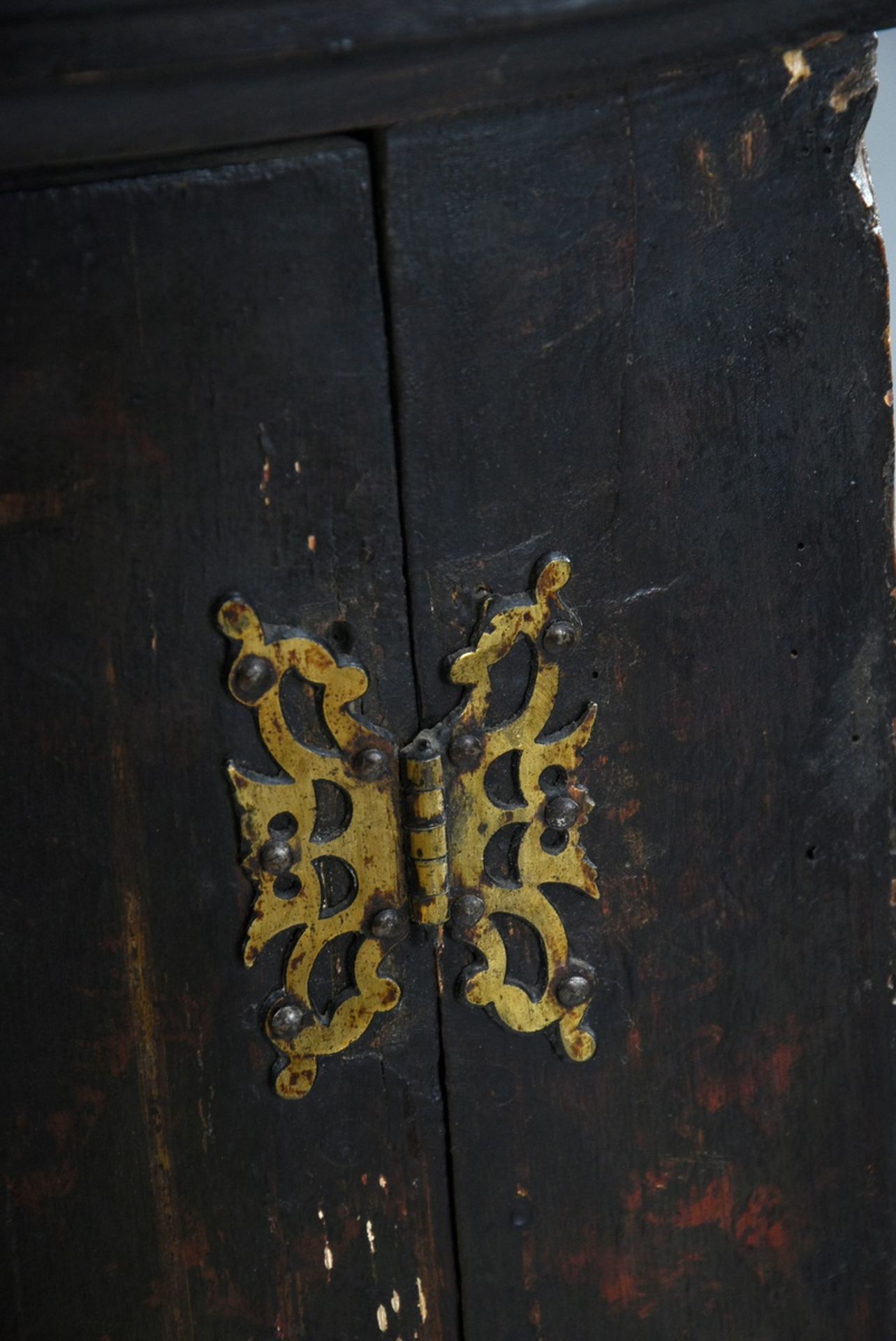 Oak corner hanging cupboard with chinoiserie lacquer painting "Landscape with riders, persons, bird - Image 4 of 8