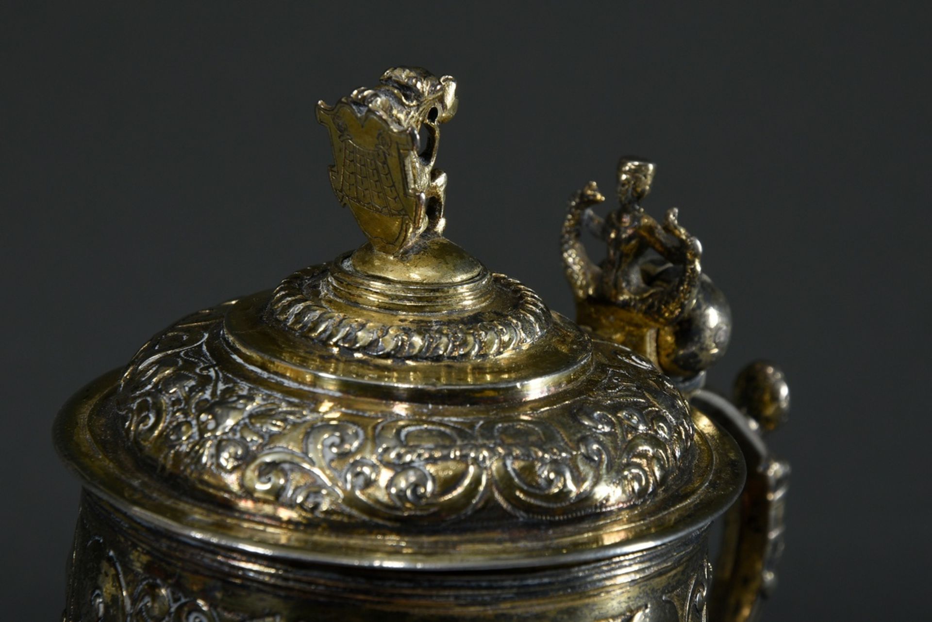 Small Mannerist lidded tankard with "fruit hangings and winged angels' heads" between scrollwork ov - Image 5 of 11