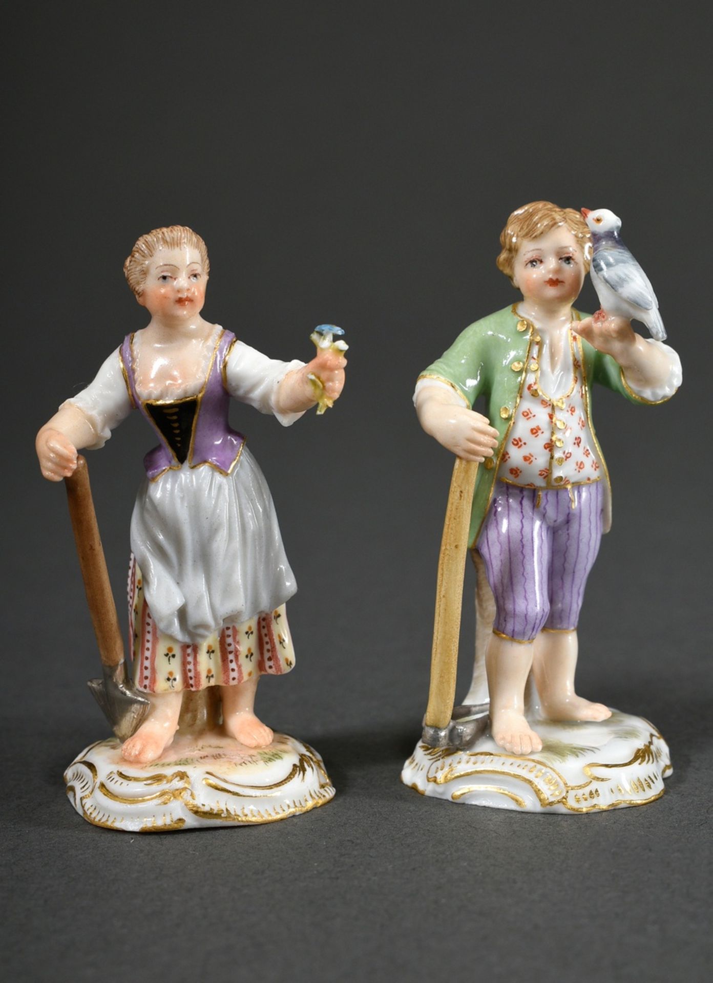 2 Meissen Miniatur Figuren "Gärtnerkinder" auf Rocaillesockel stehend, mit den Attributen von Gärtn