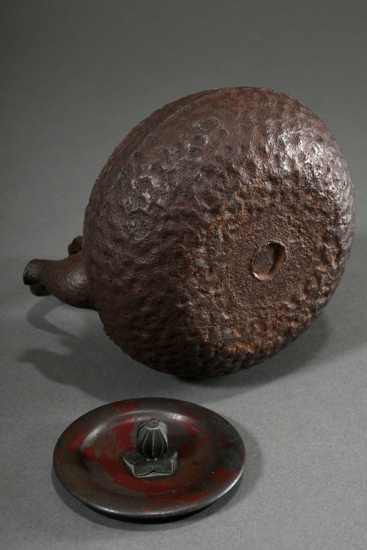 Iron Tetsubin water kettle "Two crabs and sedge", bronze lid signed inside, Japan 19th/20th c., h. - Image 7 of 9