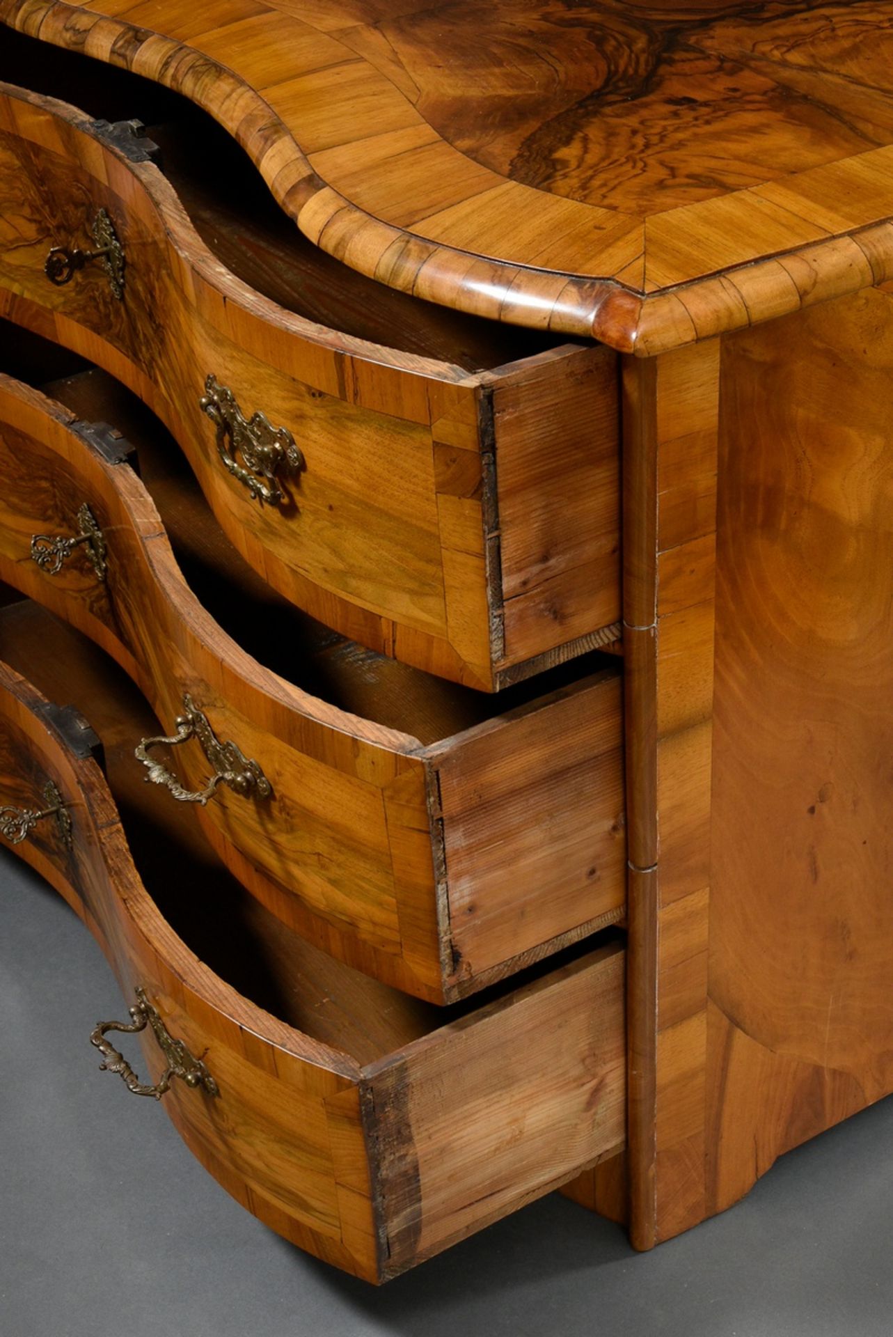 North German baroque chest of drawers with double front and beautiful flamed walnut veneer, 3 drawe - Image 6 of 8