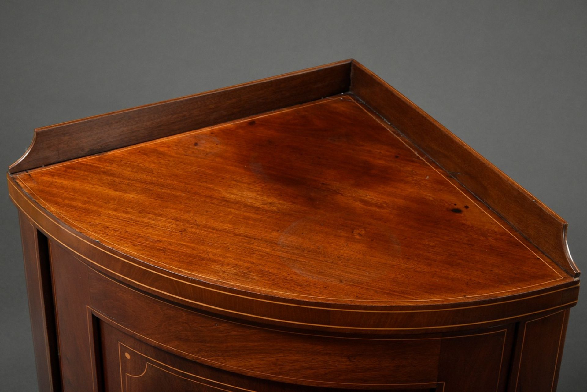 Small corner cupboard with rounded front, mahogany veneer with light inlays, England c. 1900, 82x62 - Image 3 of 5