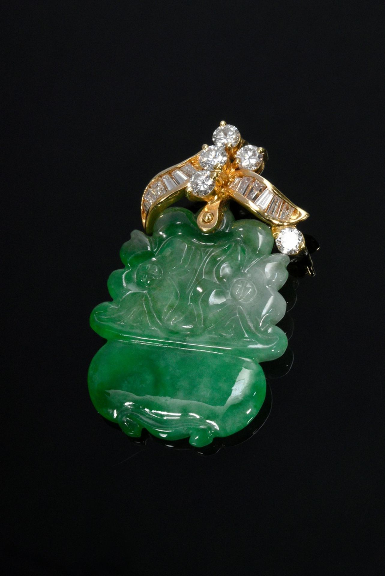 Carved jade pendant "flower vase" with yellow gold 750 diamond attachment (add. ca. 1.40ct/VSI-SI/W