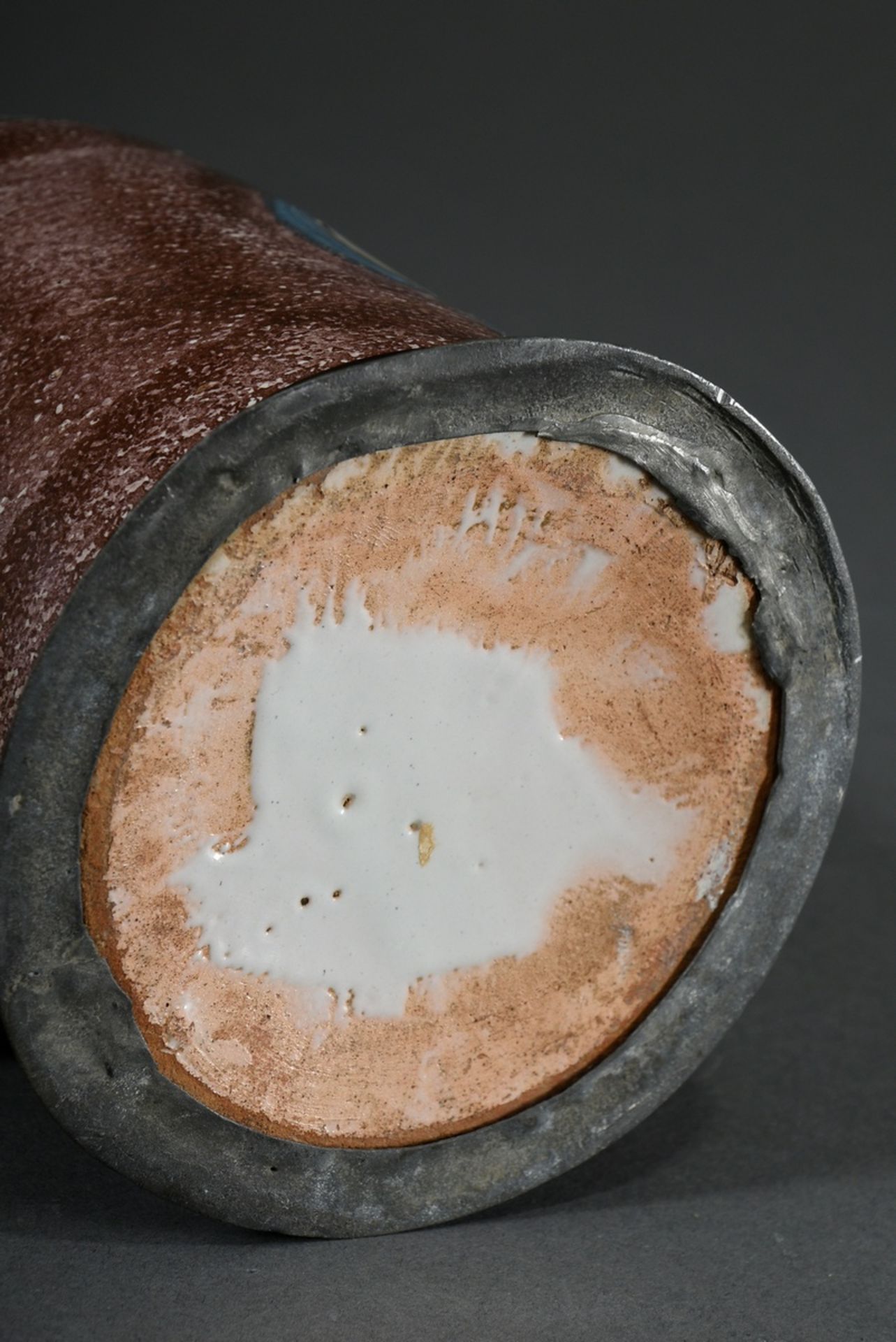 Hannoversch-Mündener Walzenkrug, Fayence weiß glasiert mit polychromer Bemalung auf Mangan jaspiert - Bild 8 aus 8