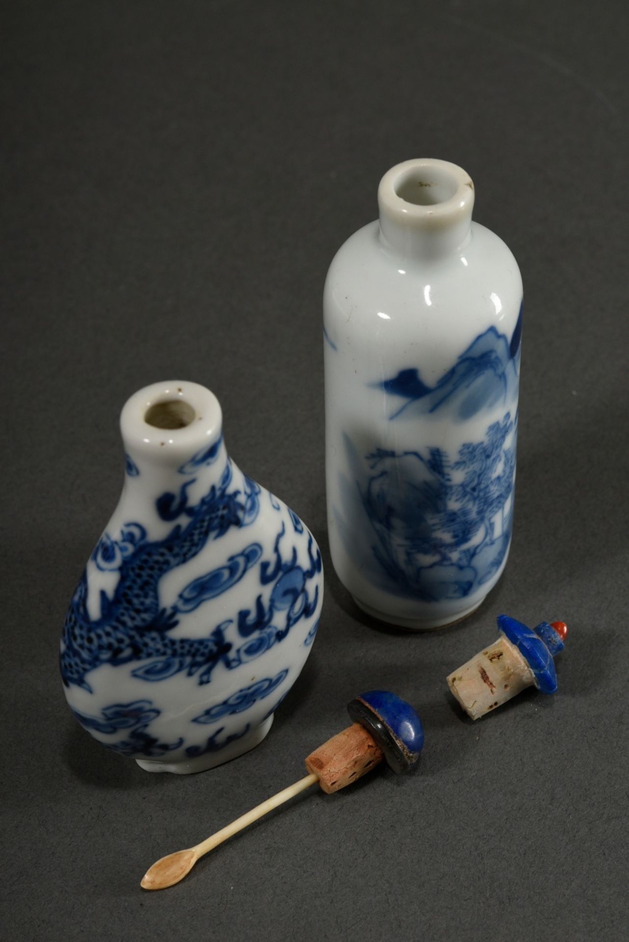 2 Diverse Porzellan Snuffbottles mit Blaumalerei Dekor, China 19.Jh.: "Angler in Flußlandschaft vor - Bild 5 aus 5