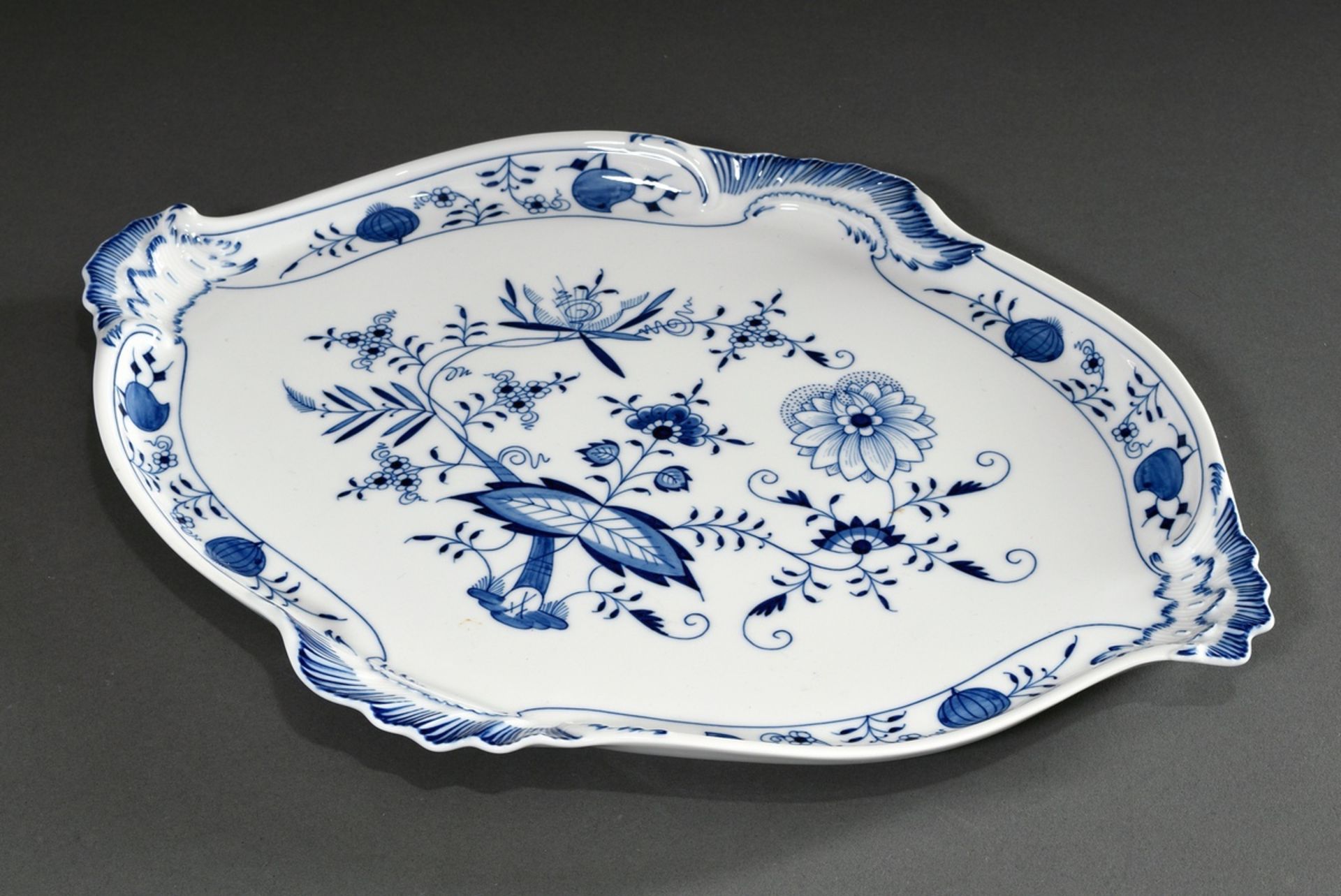 Meissen "Zwiebelmuster" Tablett mit Rocaillerand, blaue Schwertermarke nach 1950, Pressnummer 302,