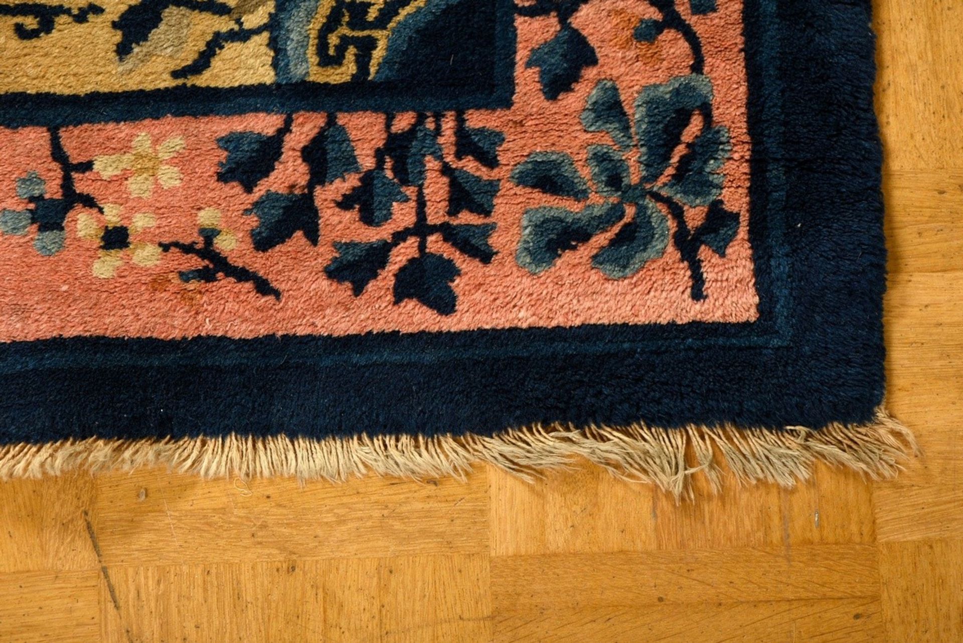 Chinese bridge "Vases and floral ornaments on a dark blue field with light and rosé border", wool o - Image 5 of 10