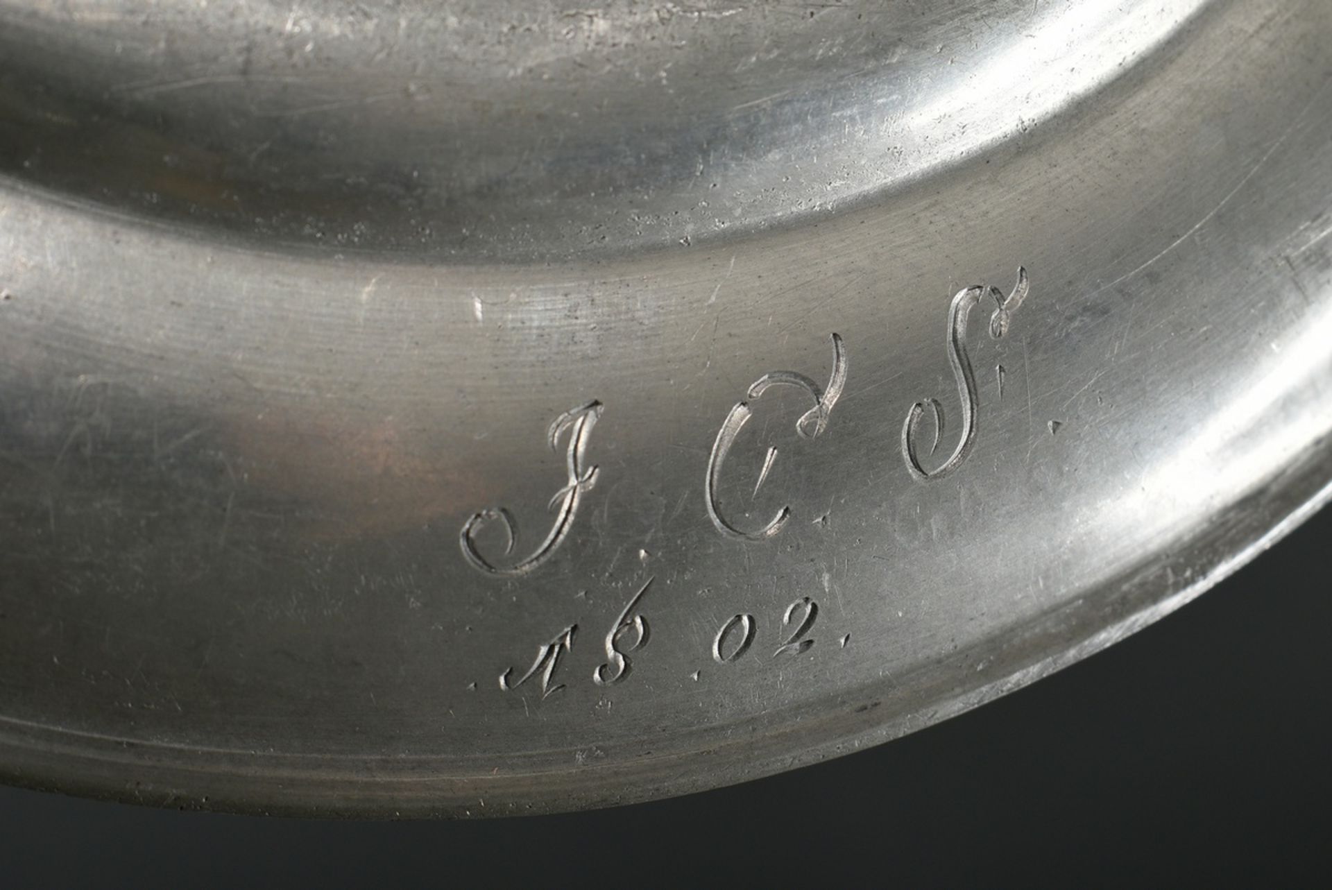Paar kleine sächsische Zinnteller mit Monogrammgravuren "J.C.S. 1802", MZ: Gottlob Friedrich Berger - Bild 7 aus 7