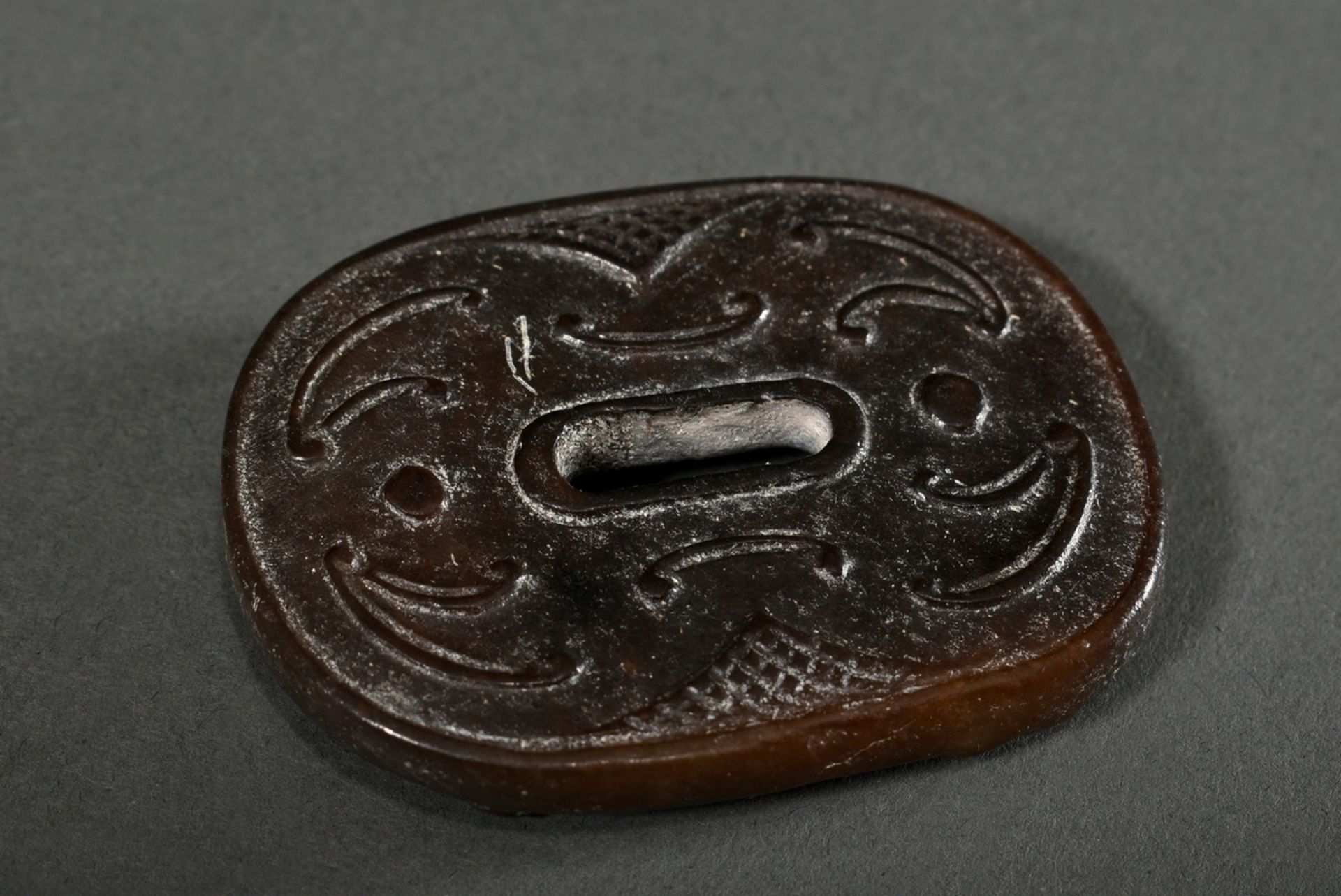 Oval dark brown jade in the shape of a Han period sword engraving with rain dragons and C ornaments - Image 2 of 3