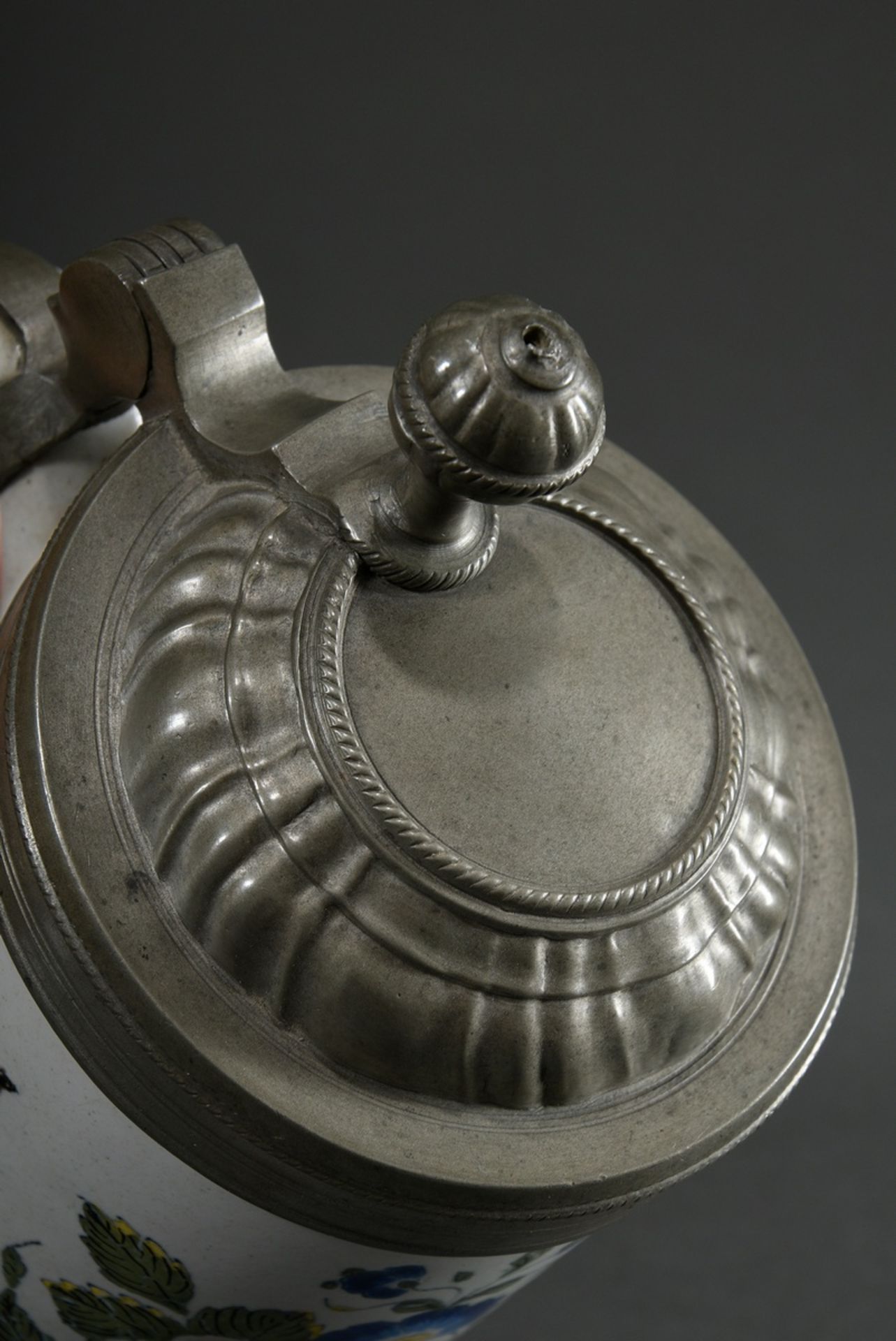 Schrezheimer Walzenkrug in Zylinderform mit Ohrenhenkel, Fayence weiß glasiert mit polychromer Scha - Bild 5 aus 7