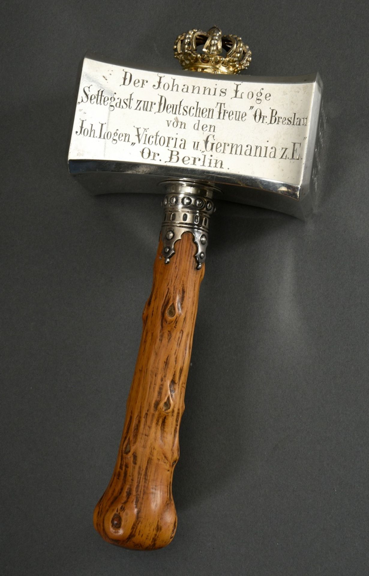 Important Masonic hammer with plastic imperial crown and wooden handle with branch hole trompe l'oe