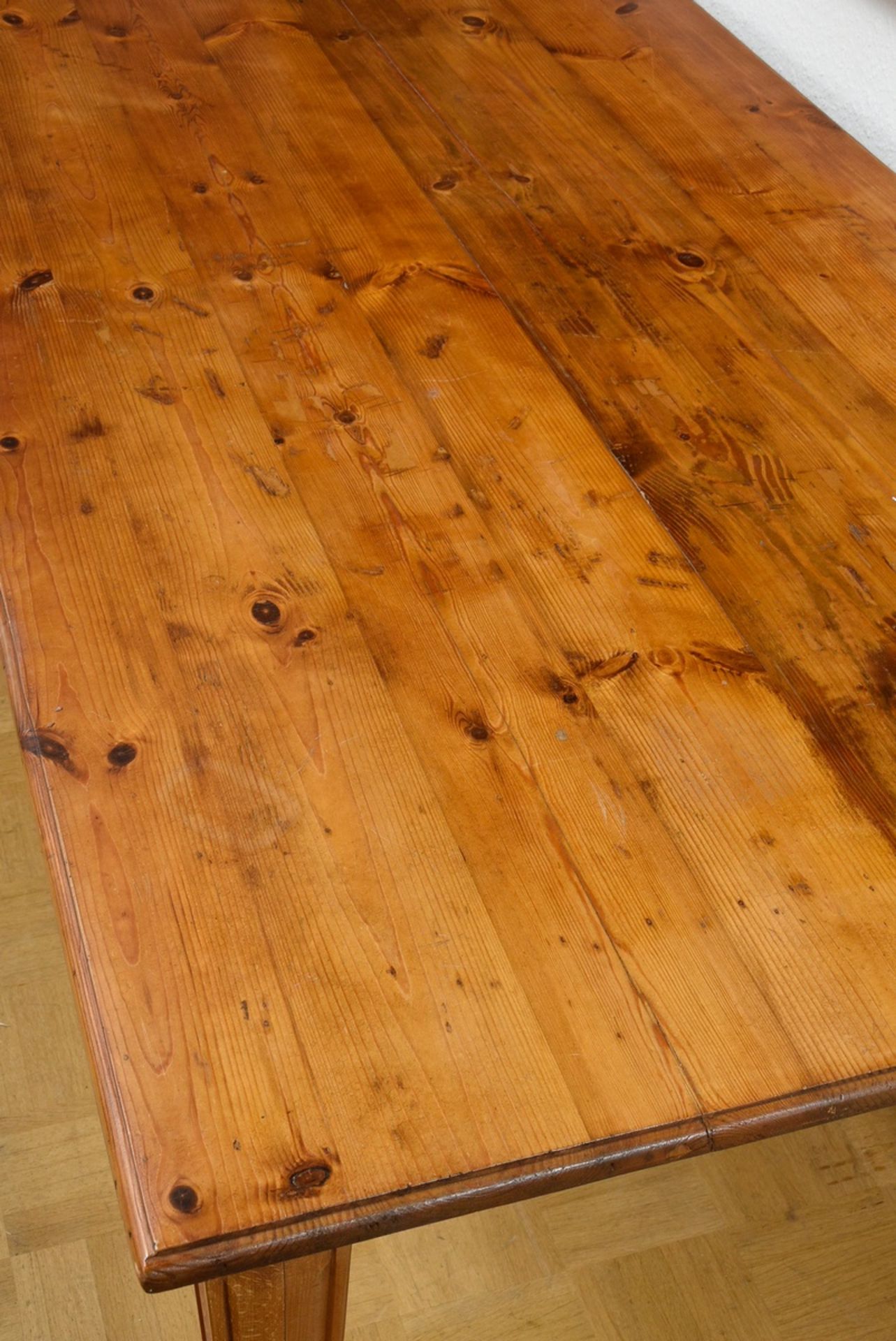 Large refectory table on classicistic pointed legs, South German beginning of the 20th c., polished - Image 4 of 4