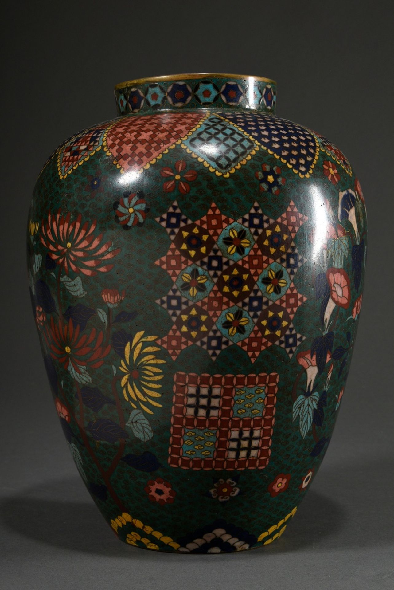 Large cloisonné shoulder vase with floral and geometric decoration in dark shades on a dark green b - Image 2 of 7