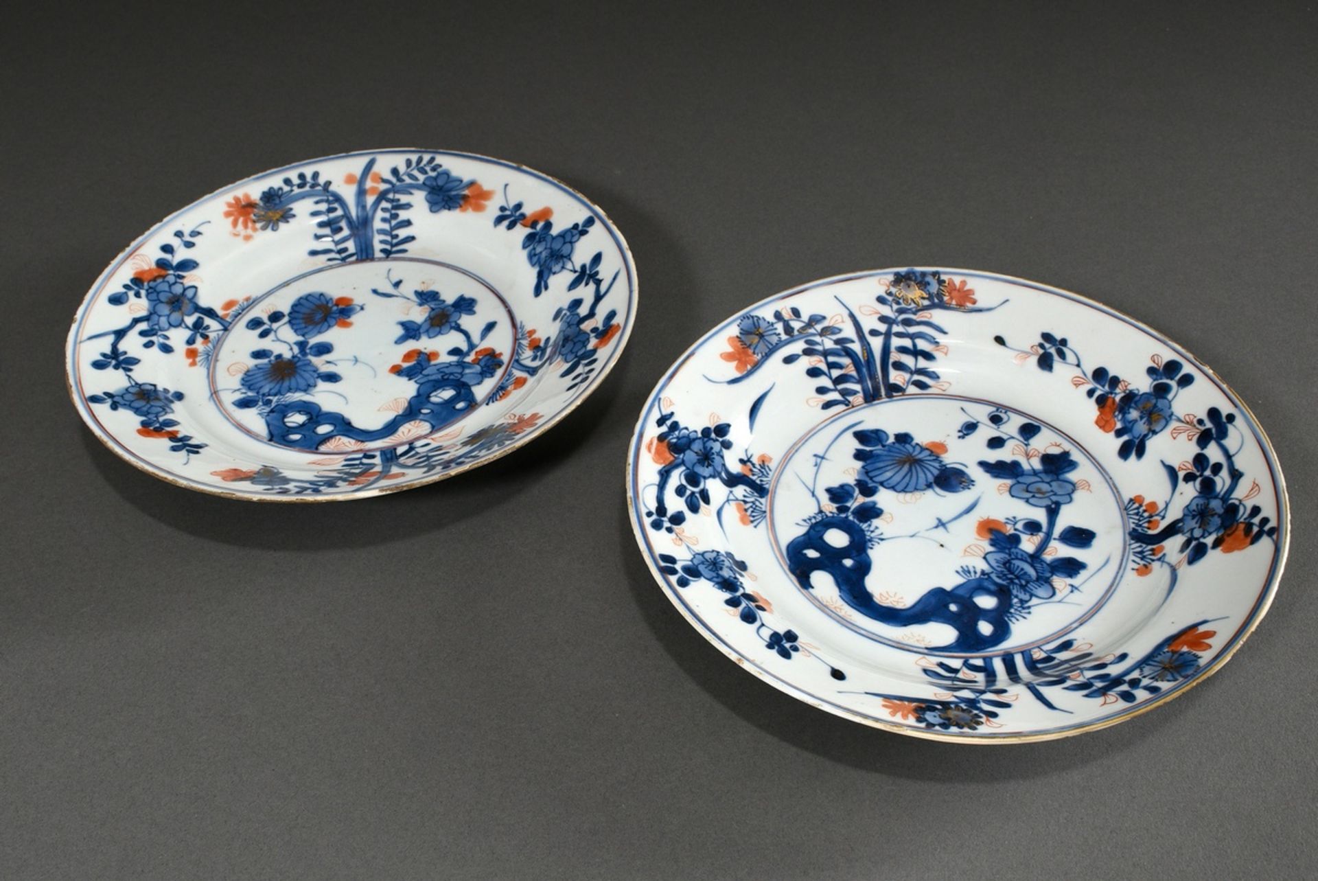 Paar Imari Porzellan Teller mit floraler Blaumalerei und roter Aufglasurbemalung sowie Resten von G - Bild 2 aus 8