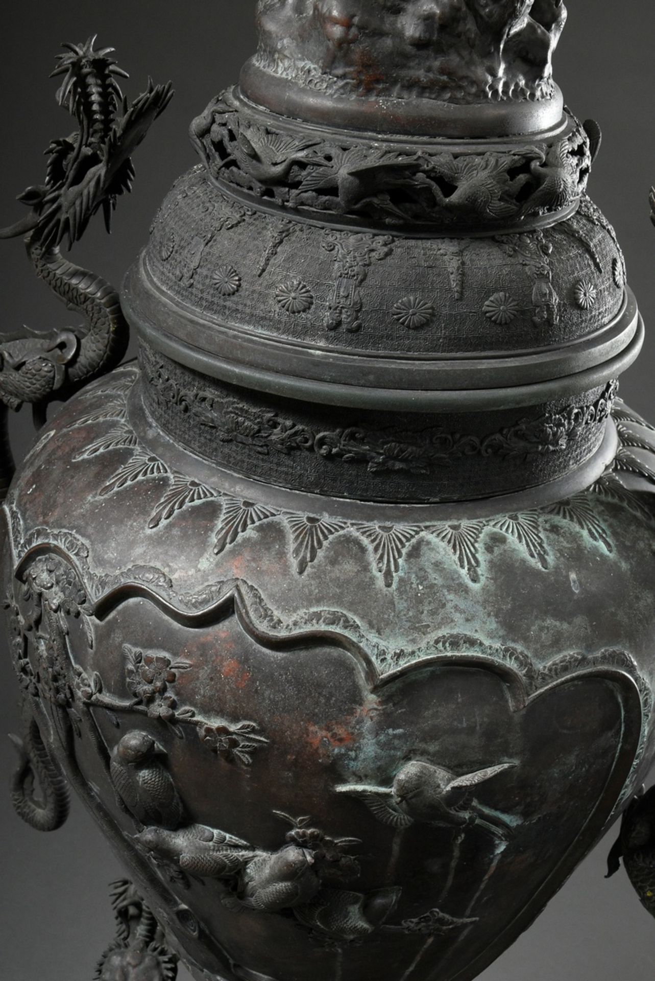 Sehr große japanische Bronze Prunkvase mit 3-teiligem Korpus und reichem Reliefdekor sowie vollplas - Bild 15 aus 15