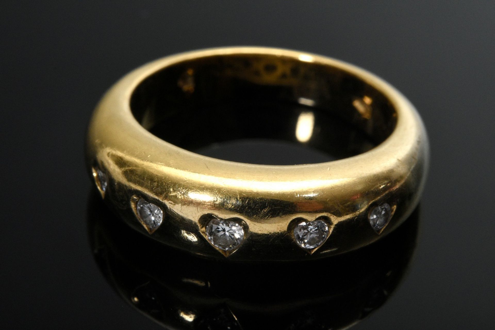 Massiver Gelbgold 750 Bandring mit Brillanten (zus. ca. 0.20ct/VSI/W) in Herzfassungen, 9,5g, Gr. 5 - Bild 2 aus 3