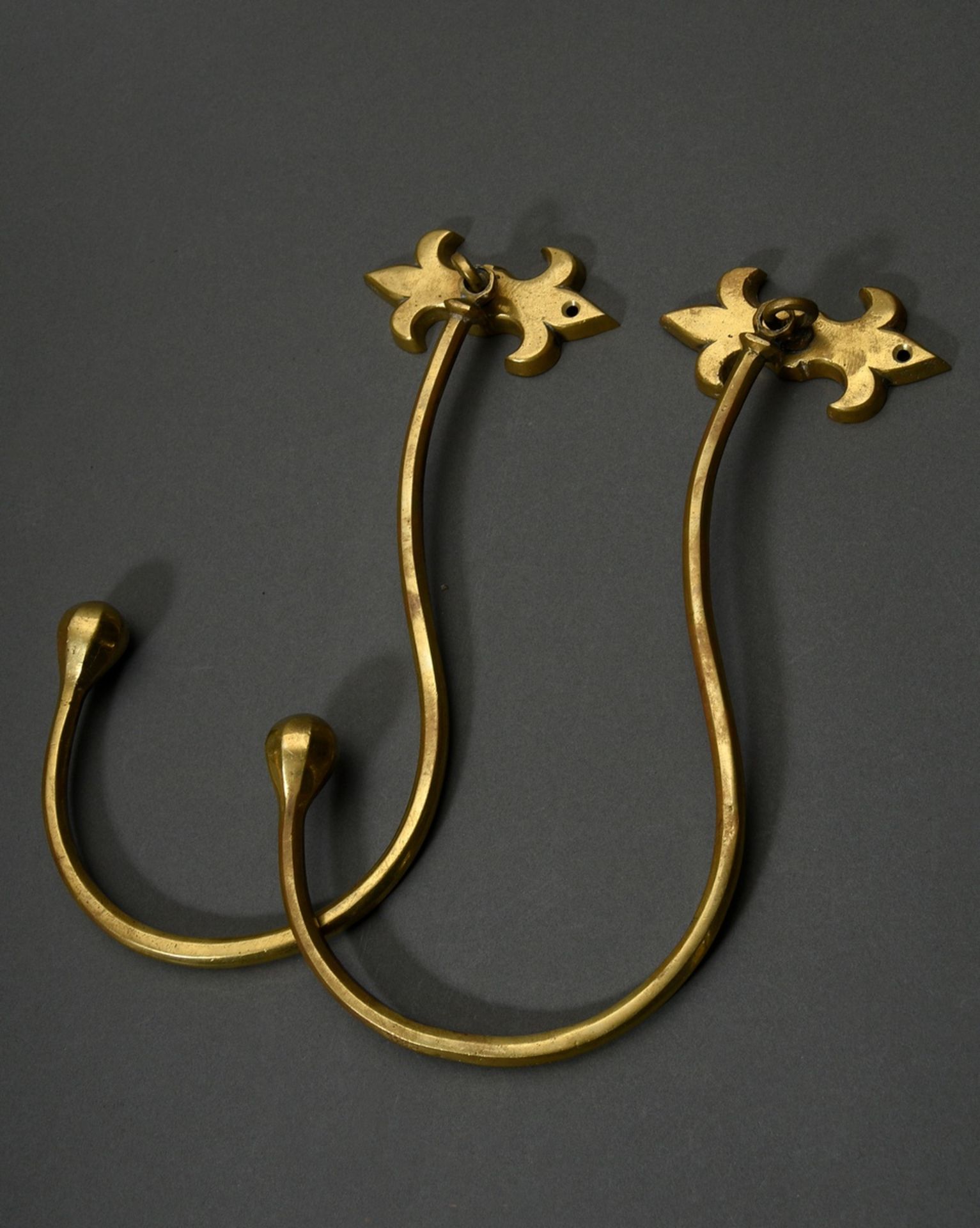 3 Various brass curtain holders: Pair in plain façon with bourbon lily and movable hooks (h. 32cm) - Image 5 of 7