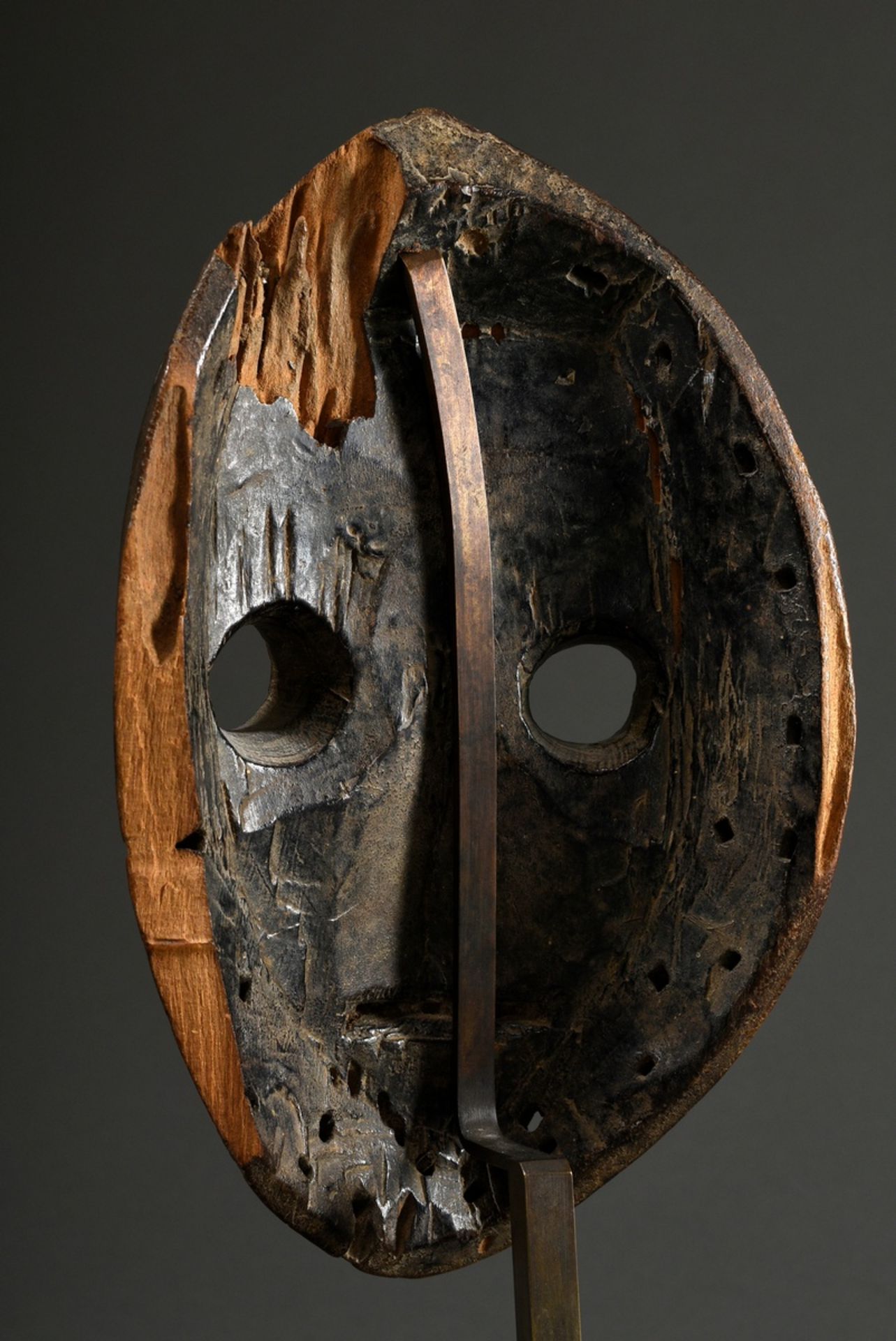 Dan mask with round eyes and iron nail above vertical forehead bulge, carved wood and dark patina,  - Image 4 of 5