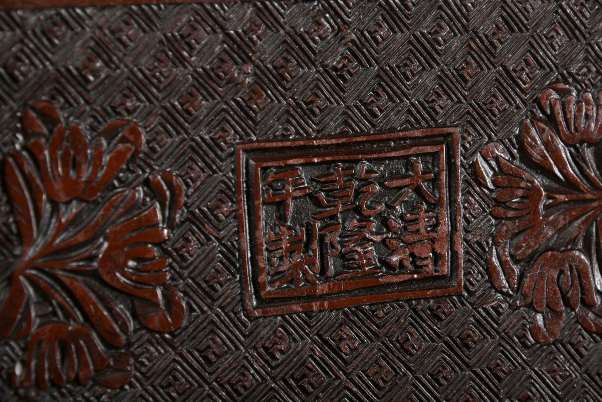 4 Various red carved lacquer objects: small round paper mache lidded box "Three playing children" ( - Image 19 of 19