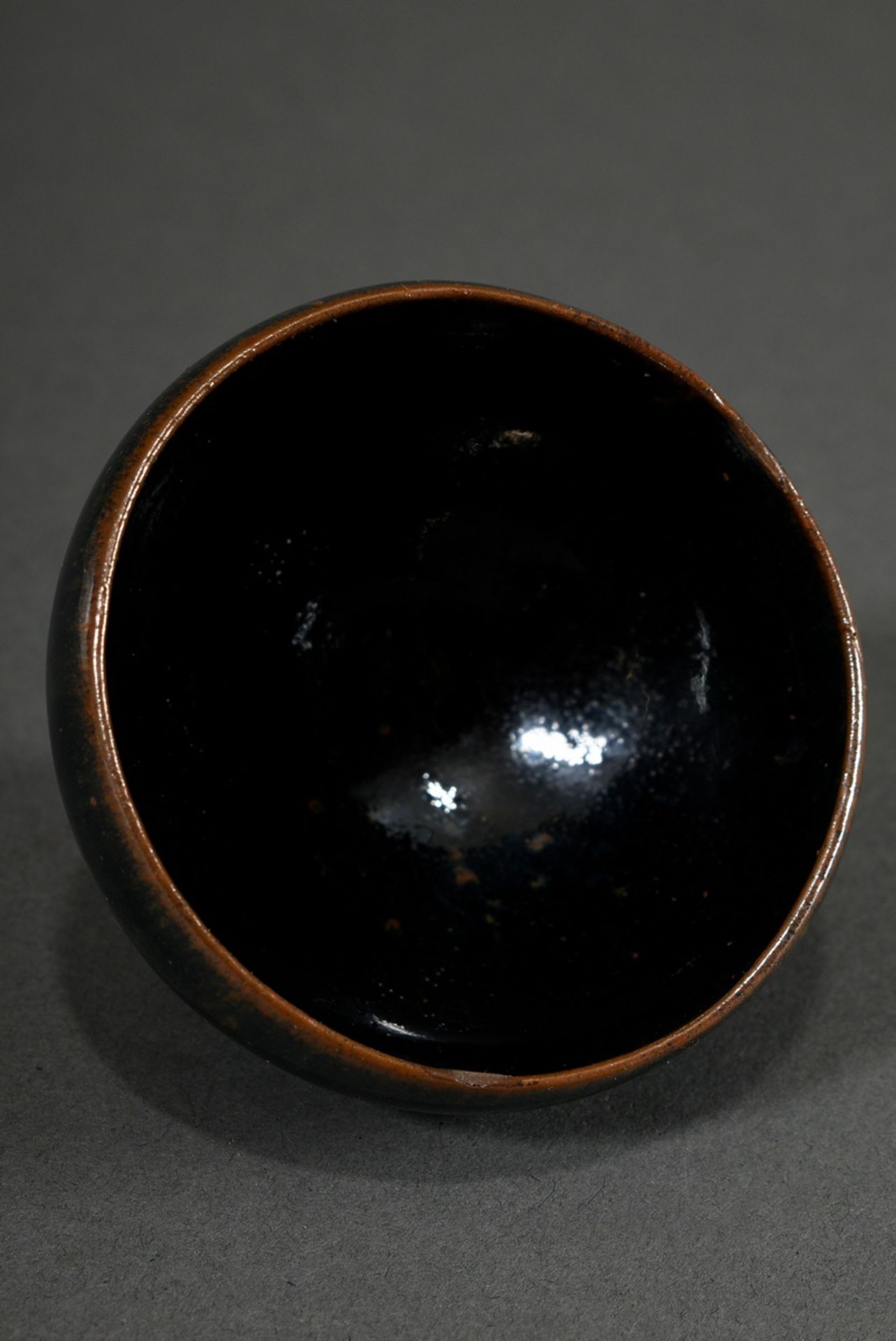 Small deep Song-style bowl with black temmoku glaze on light-coloured body, China, Song style, beau - Image 4 of 6