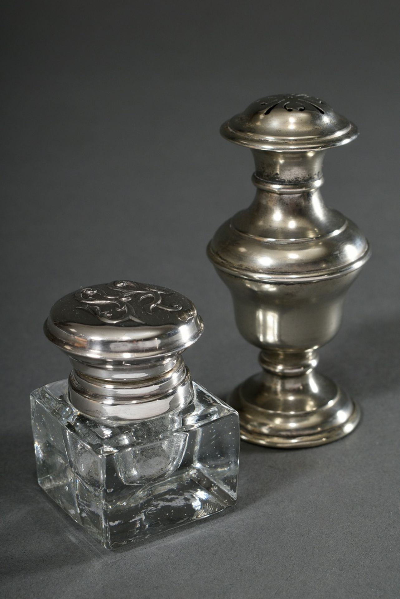 2 Various small pieces: English inkpot with angular glass body and floral silver 925 lid, MM: Ari D