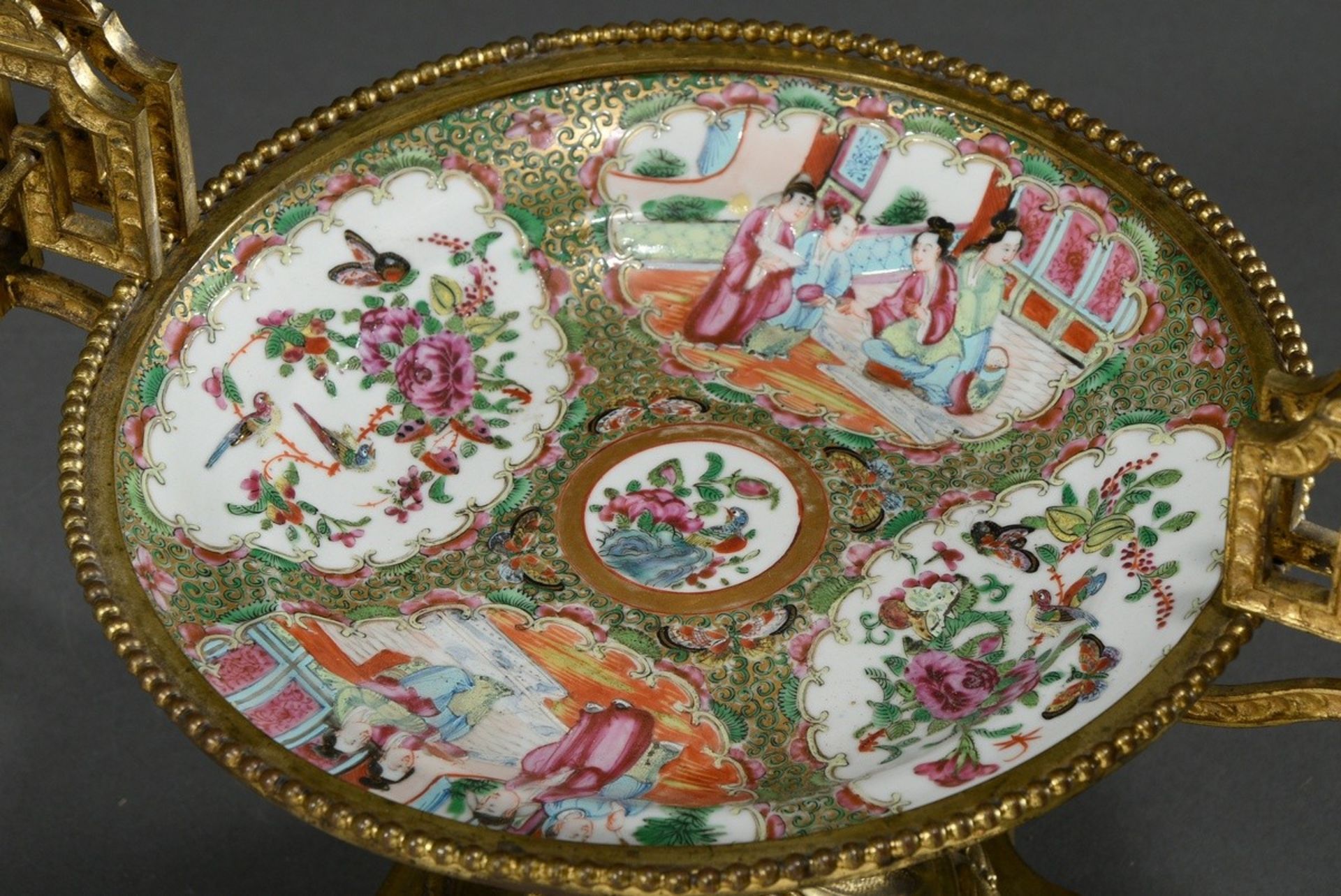 Dekorativer Tafelaufsatz aus Teller mit reicher Kantonmalerei "Höfische Szenen, Vögel und Blumen" i - Bild 3 aus 8