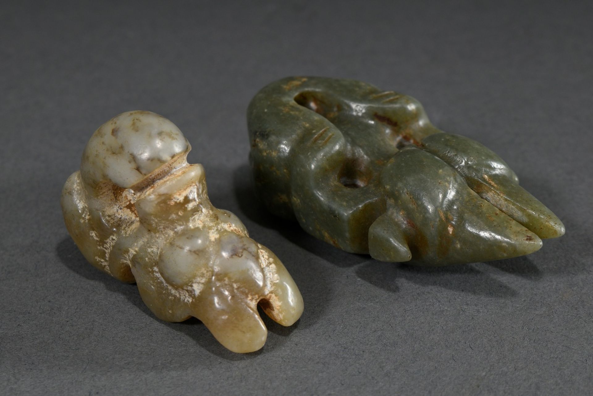 2 Diverse Hongshan Jade Amulette: sitzende Figur "Sonnengott" in grünlicher Jade und "Zhulong" (Sch - Bild 2 aus 4