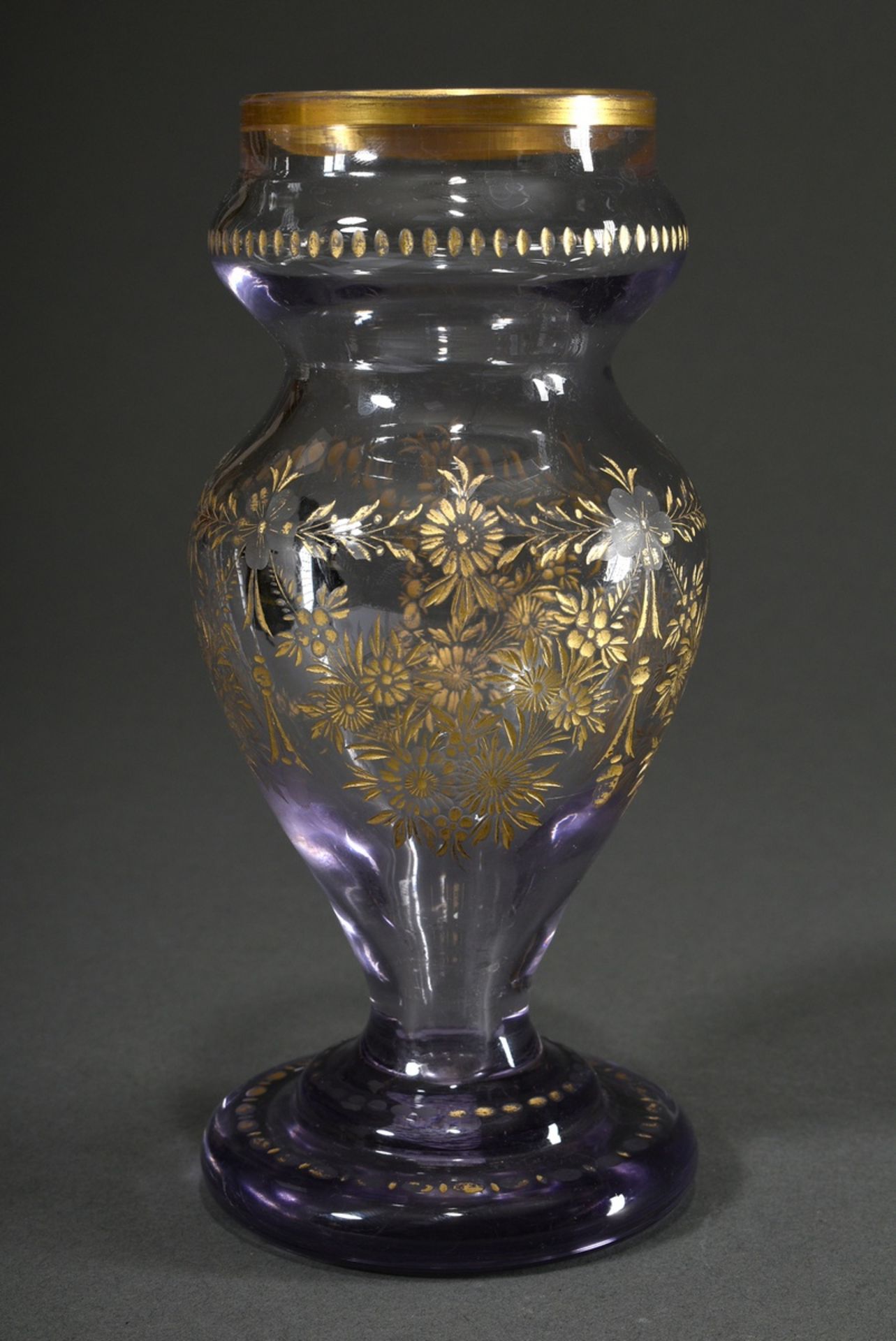 Zartviolette Glas Balustervase mit vergoldetem floralem Schliffdekor und Schwarzlotmalerei Silhouet - Bild 3 aus 6