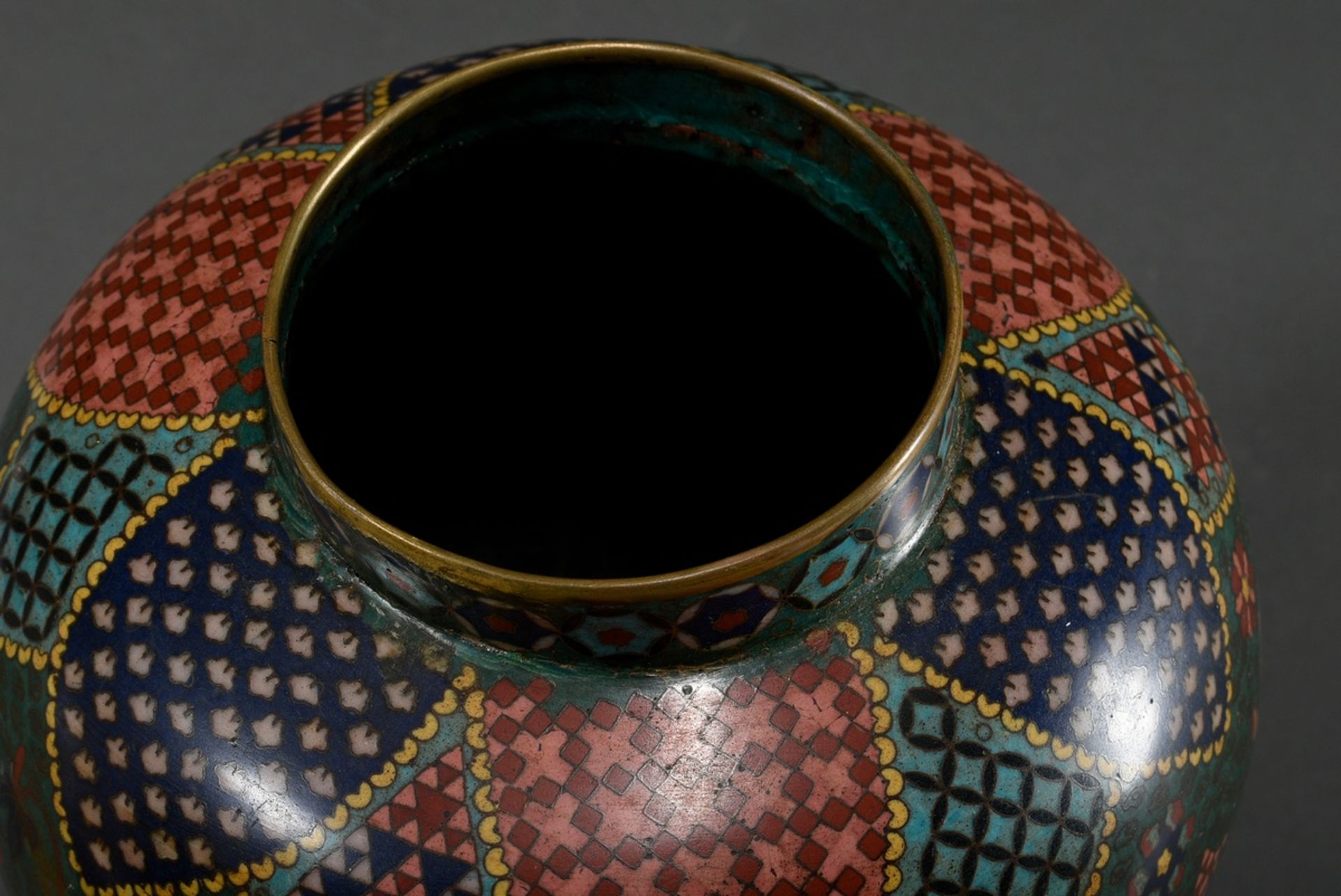 Large cloisonné shoulder vase with floral and geometric decoration in dark shades on a dark green b - Image 5 of 7