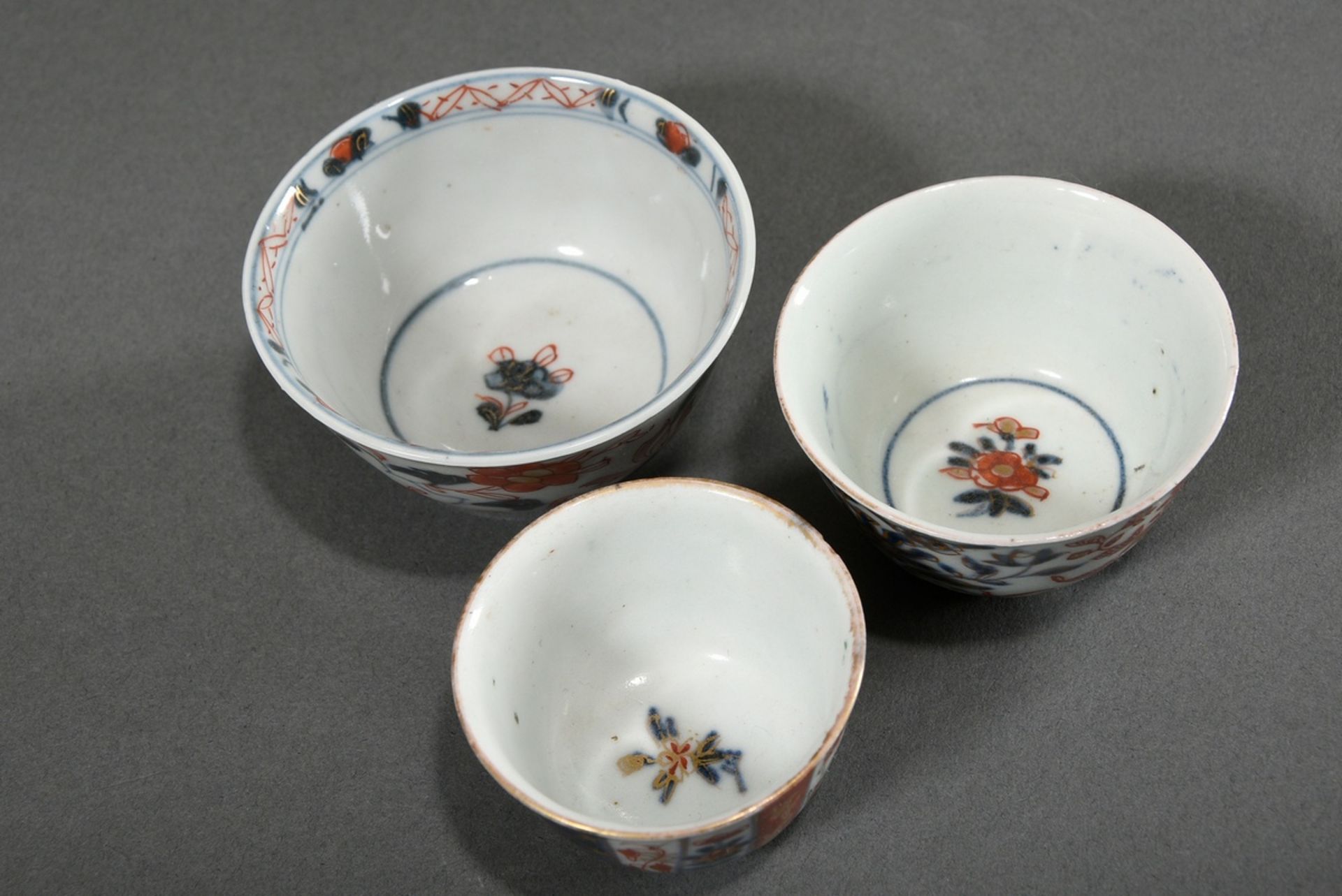 7 Various Japanese porcelains with Imari décor in underglaze blue, iron red and gold: 3 various sak - Image 4 of 8