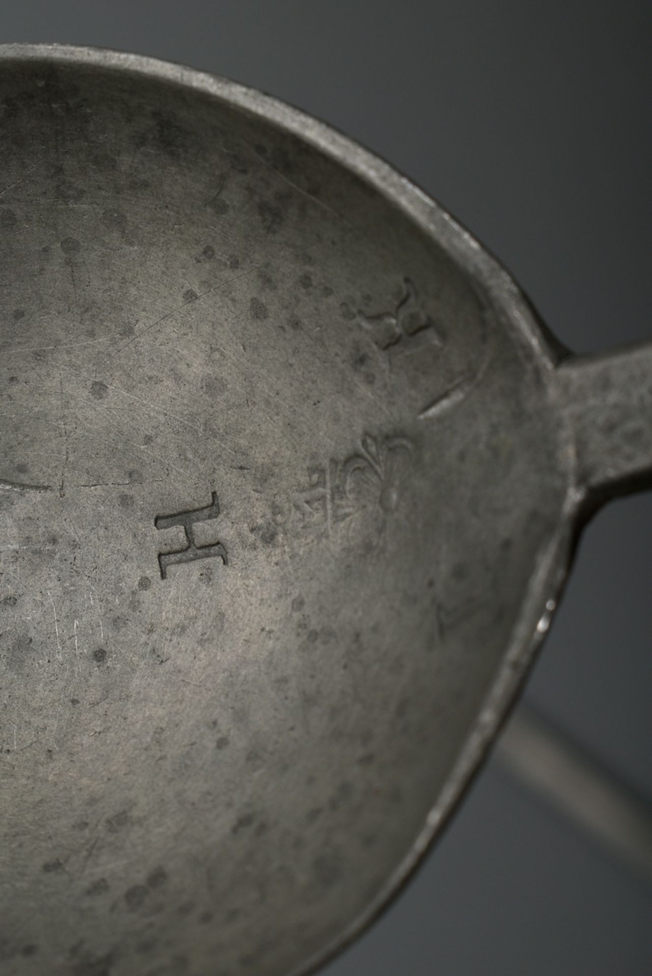 Pewter spoon board in openwork shield form with 12 slots, MZ indistinct, end of 18th century, 31x20 - Image 6 of 6