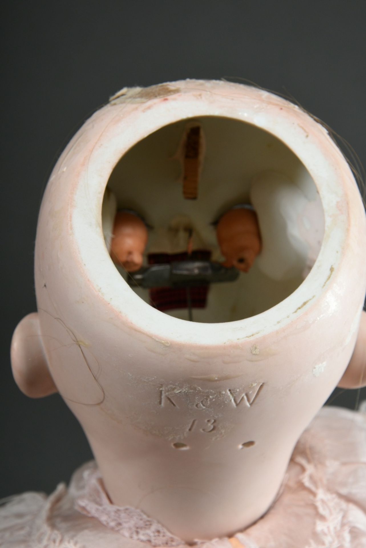 König & Wernicke Puppe mit Biskuitporzellan Kurbelkopf, blaue Schlafaugen, offener Mund mit zwei Zä - Bild 6 aus 6
