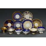 6 Diverse Mokkatassen/UT mit unterschiedlichen floralen und ornamentalen Golddekoren auf hellblauem