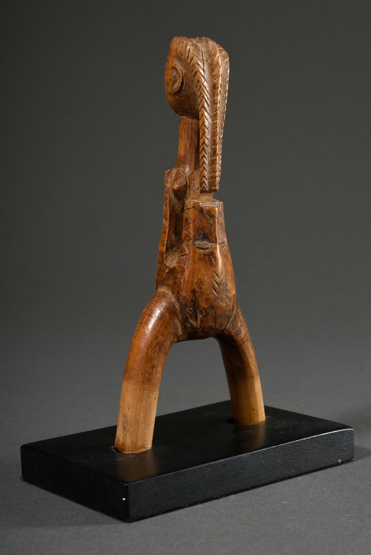 Baule slingshot "Beast devours woman", finely carved light wood, Ivory Coast, base made, h. 15.2/16 - Image 3 of 4