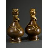 Paar Bronze Knoblauch Vasen mit vergoldeten, sich um die Wandung windende, "Chilongs", am Boden apo