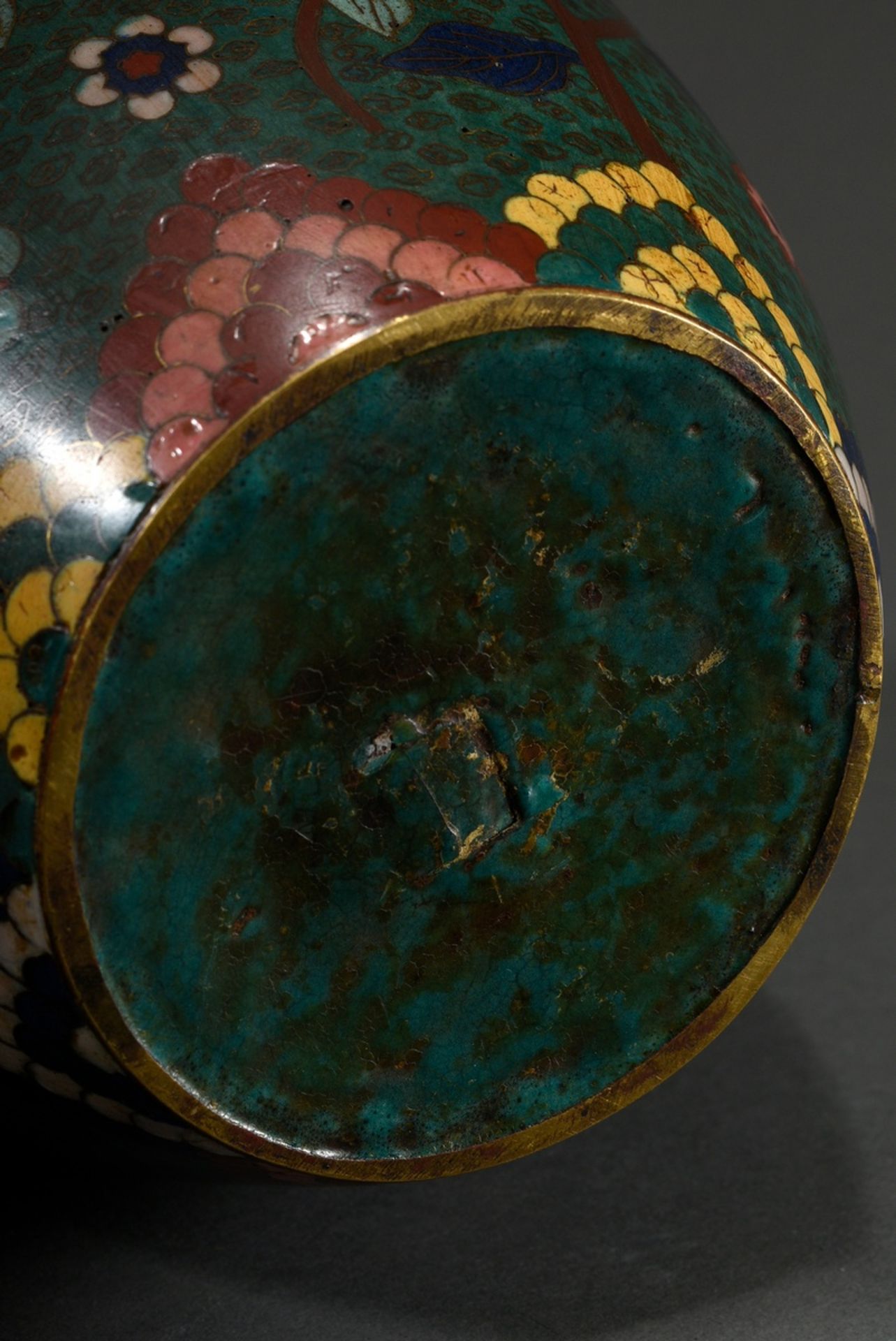 Large cloisonné shoulder vase with floral and geometric decoration in dark shades on a dark green b - Image 6 of 7