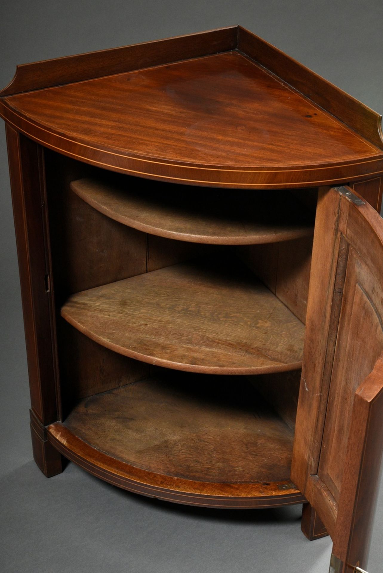 Small corner cupboard with rounded front, mahogany veneer with light inlays, England c. 1900, 82x62 - Image 4 of 5