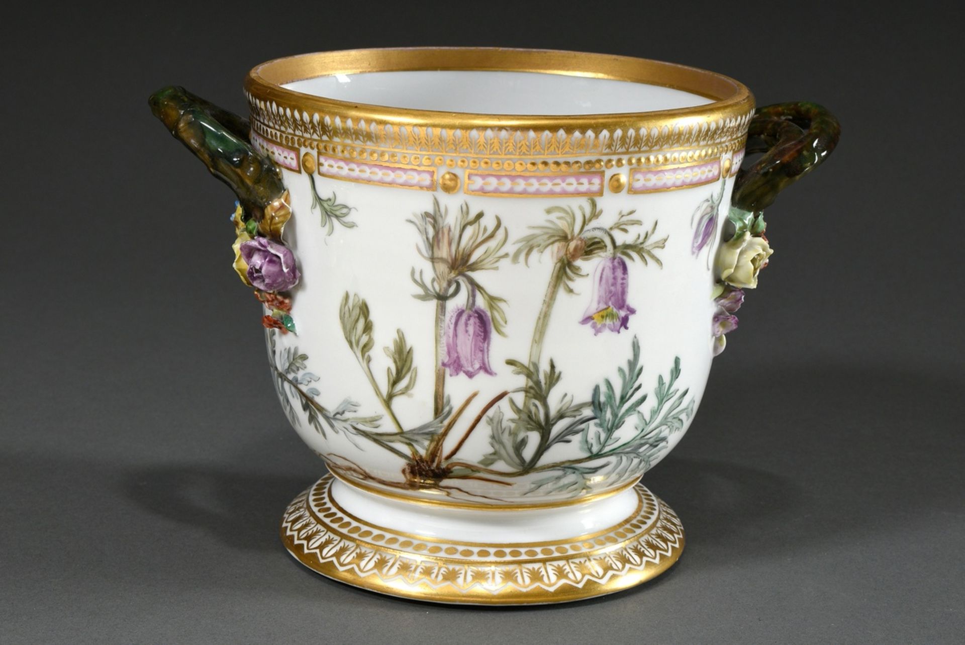 2 Royal Copenhagen "Flora Danica" Übertöpfe mit umlaufender polychromer Bemalung, Asthenkeln, plast - Bild 7 aus 11