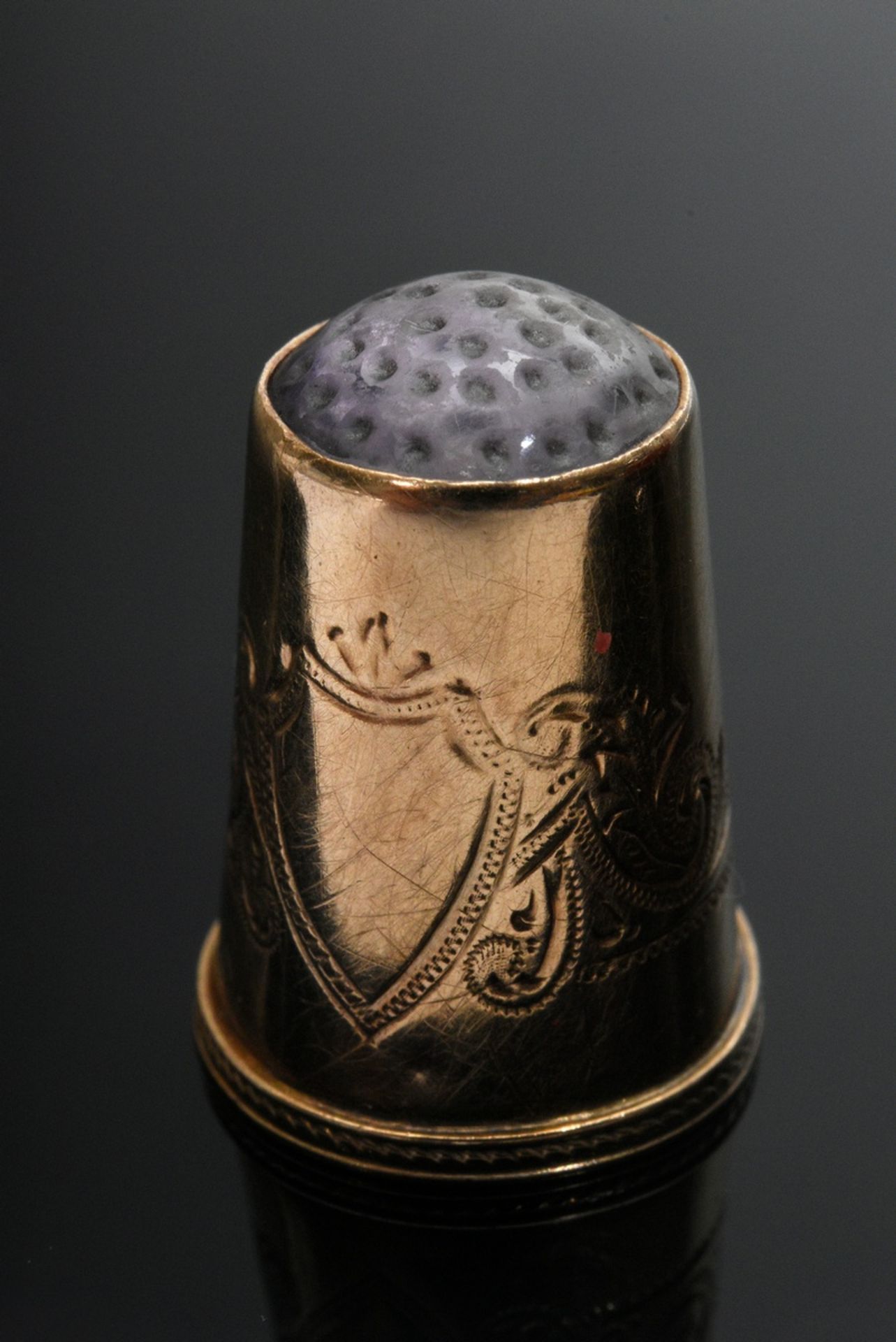 Yellow gold 585 thimble with ornamental frieze and engraved cartouche and lilac glass top, 2.6g, h. - Image 2 of 2