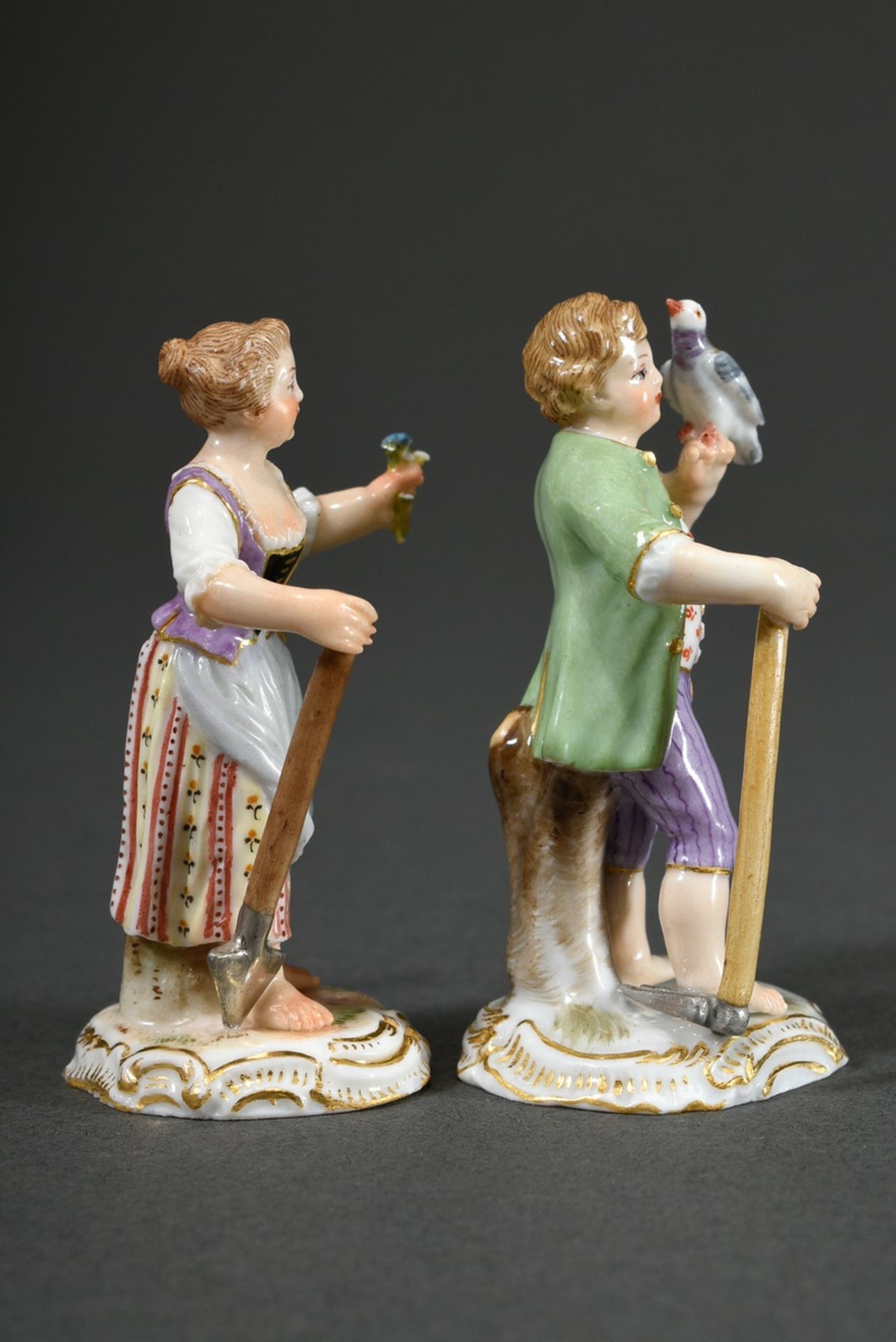 2 Meissen Miniatur Figuren "Gärtnerkinder" auf Rocaillesockel stehend, mit den Attributen von Gärtn - Bild 3 aus 6
