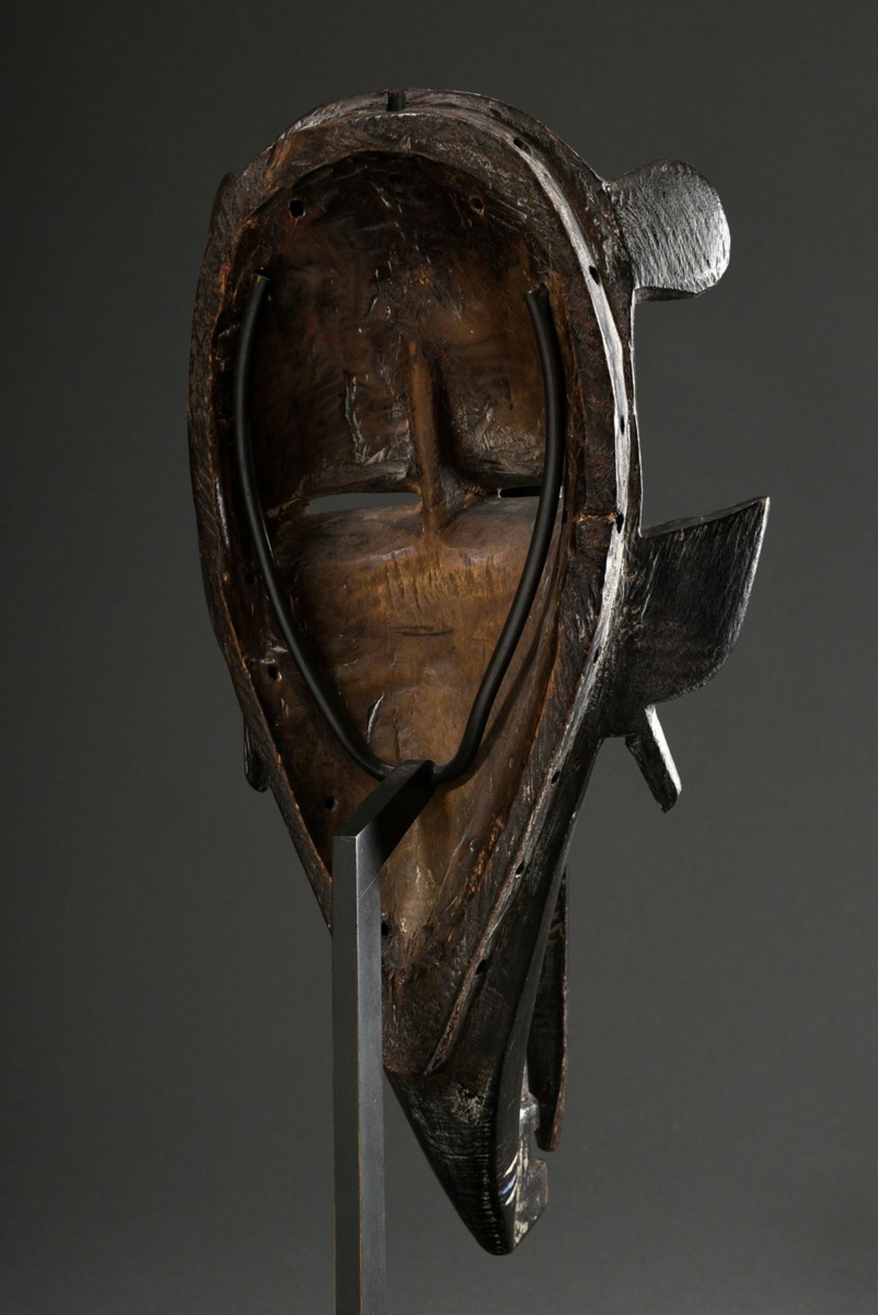 Senufo mask with tapering chin and beak-shaped forehead, carved wood and partially painted blue/whi - Image 6 of 6