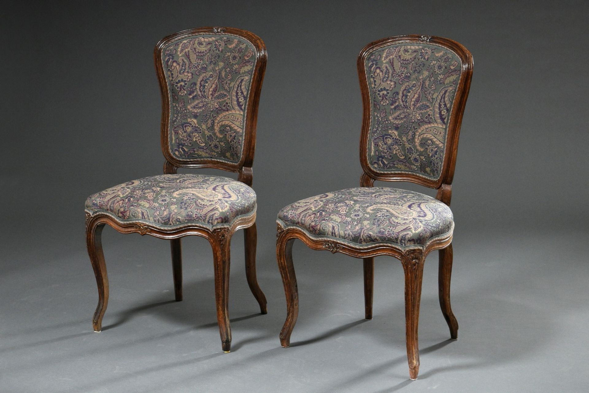 2 Louis XV Stühle mit floral beschnitztem Eichen Gestell und Paisleymuster Bezug in violett-grün, F