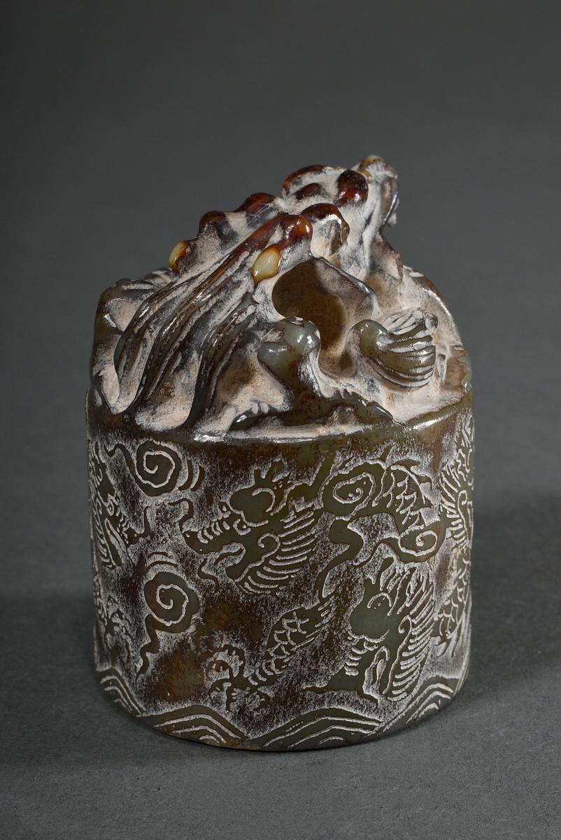 Jade seal in archaic style with sculpted dragon, all around finely raised cut "7 dragons in clouds  - Image 3 of 4