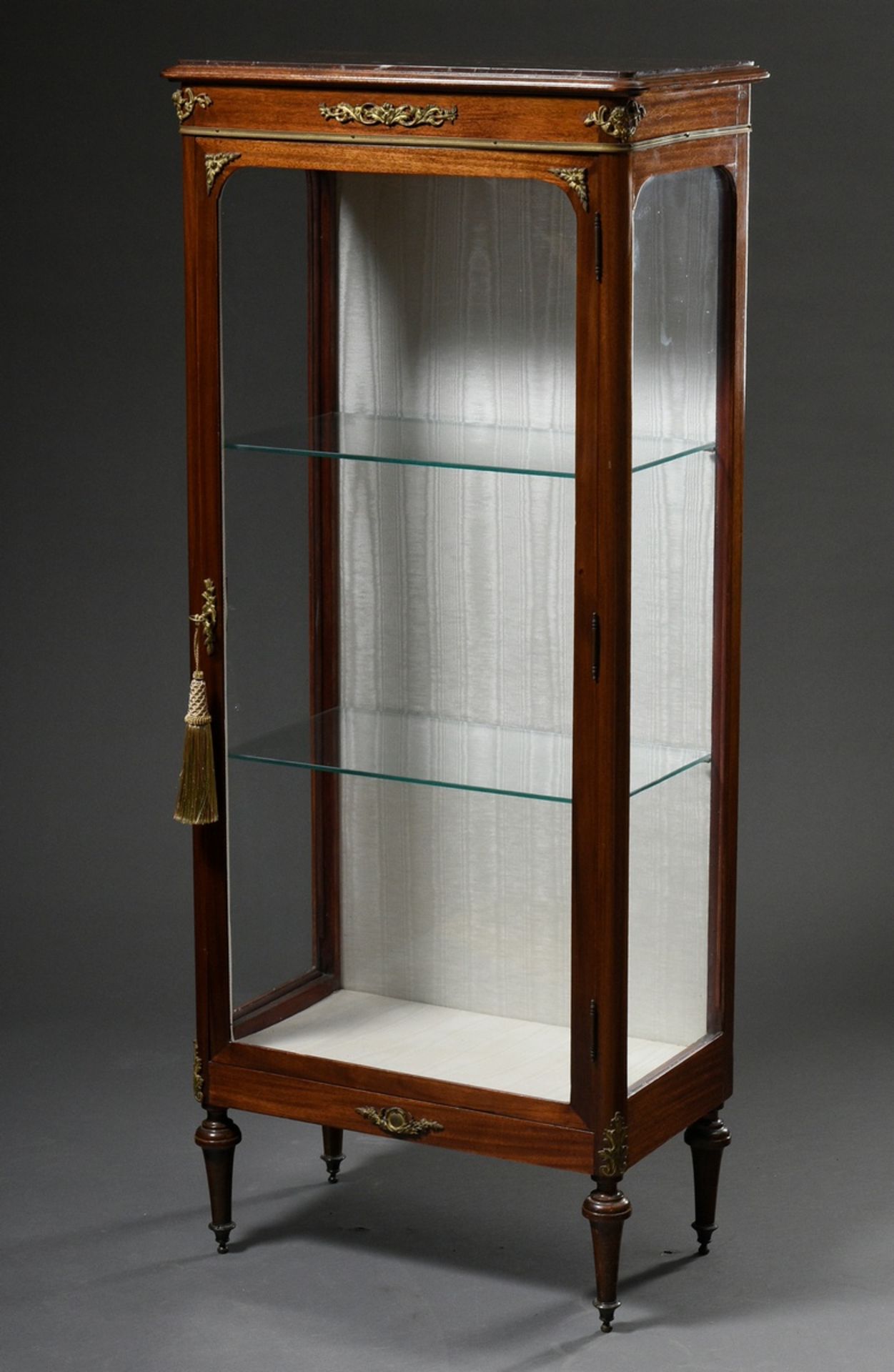 Small Louis XV style Wilhelminian display case on delicate legs, mahogany with bronze fittings and