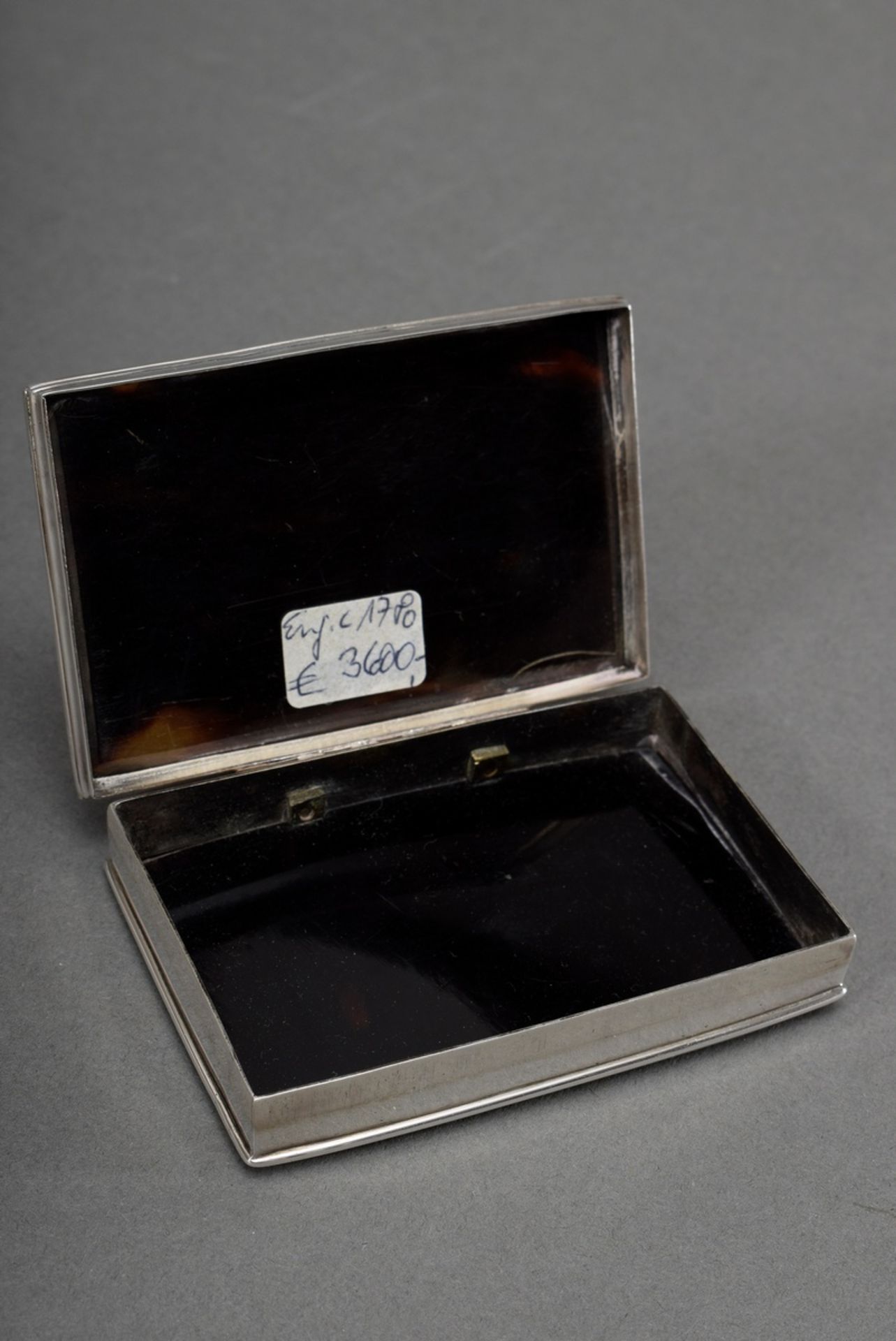 Early square silver snuff box with tortoiseshell lid and base and floral-ornamental silver piqué-po - Image 3 of 3