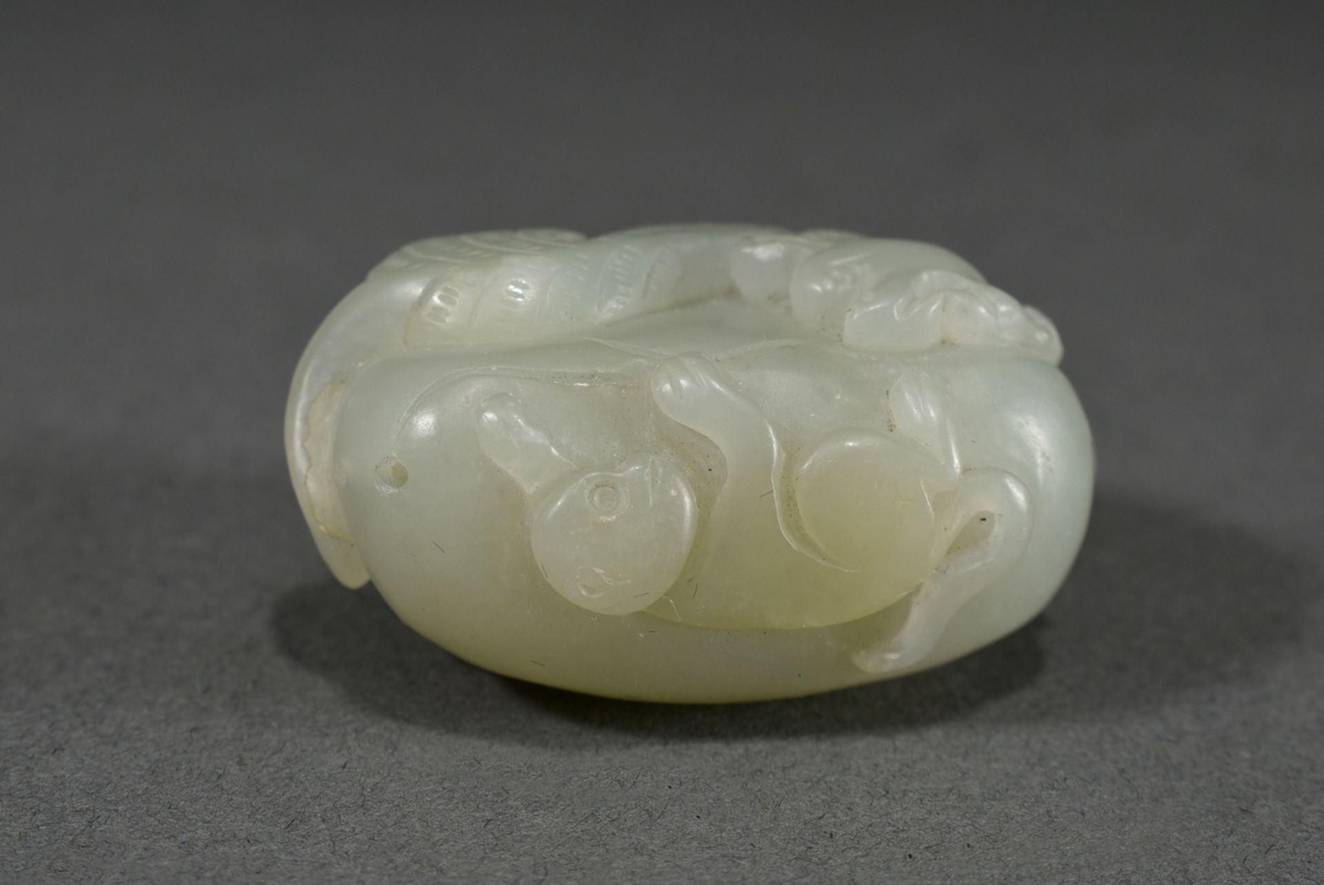 Fine celadon jade toggle "Tiger and monkey on rocks", China, 3.7x2.5x1.9cm - Image 3 of 4